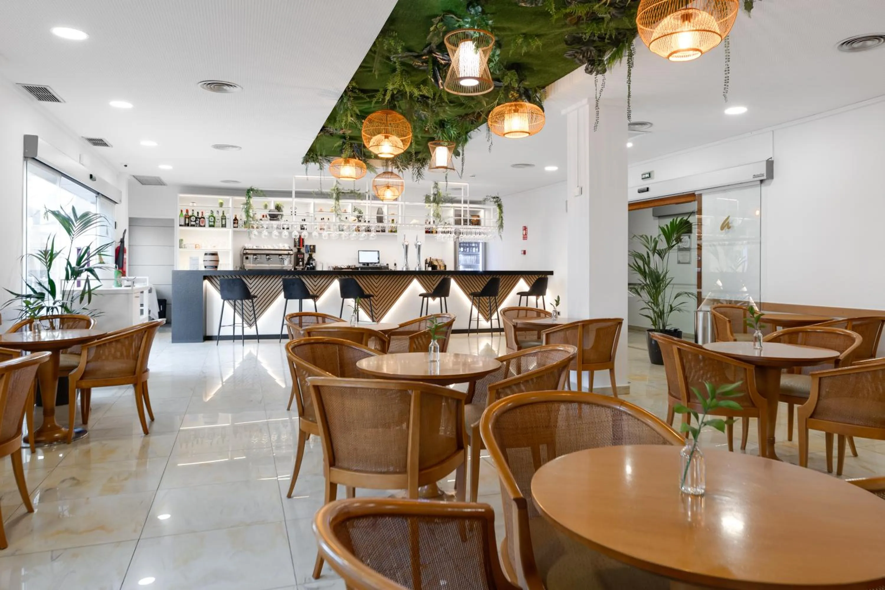 Lounge or bar in Daniya Denia Spa & Business 4*