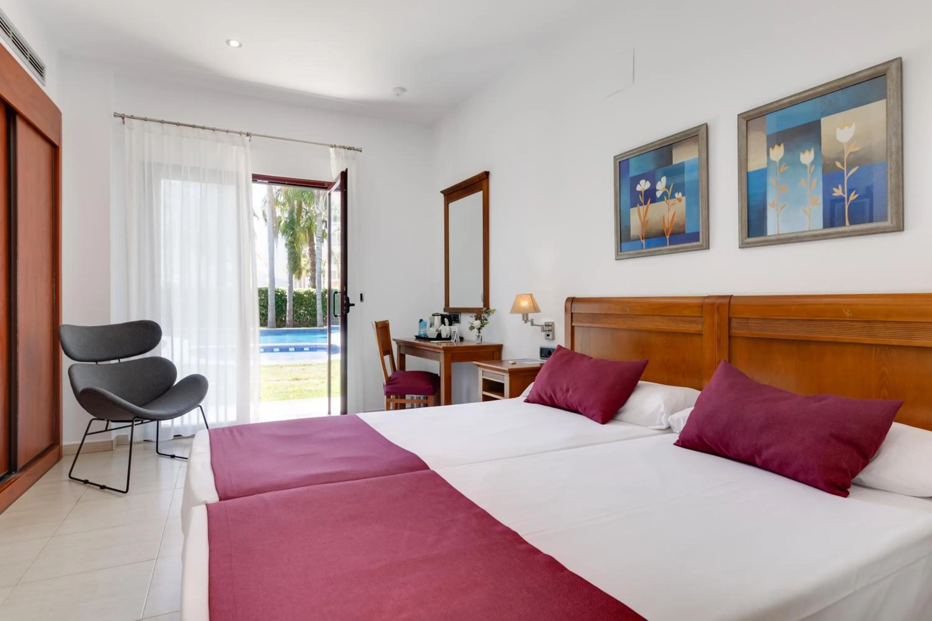 Garden, Bed in Daniya Denia Spa & Business 4*