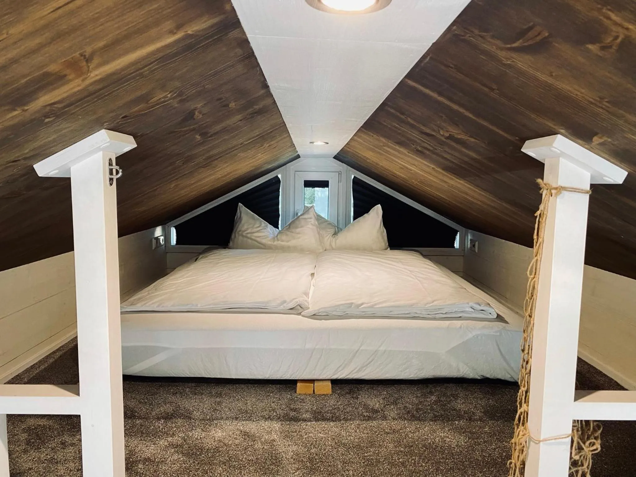 Bed in Tiny House Ems im PIER9 Tiny House Hotel