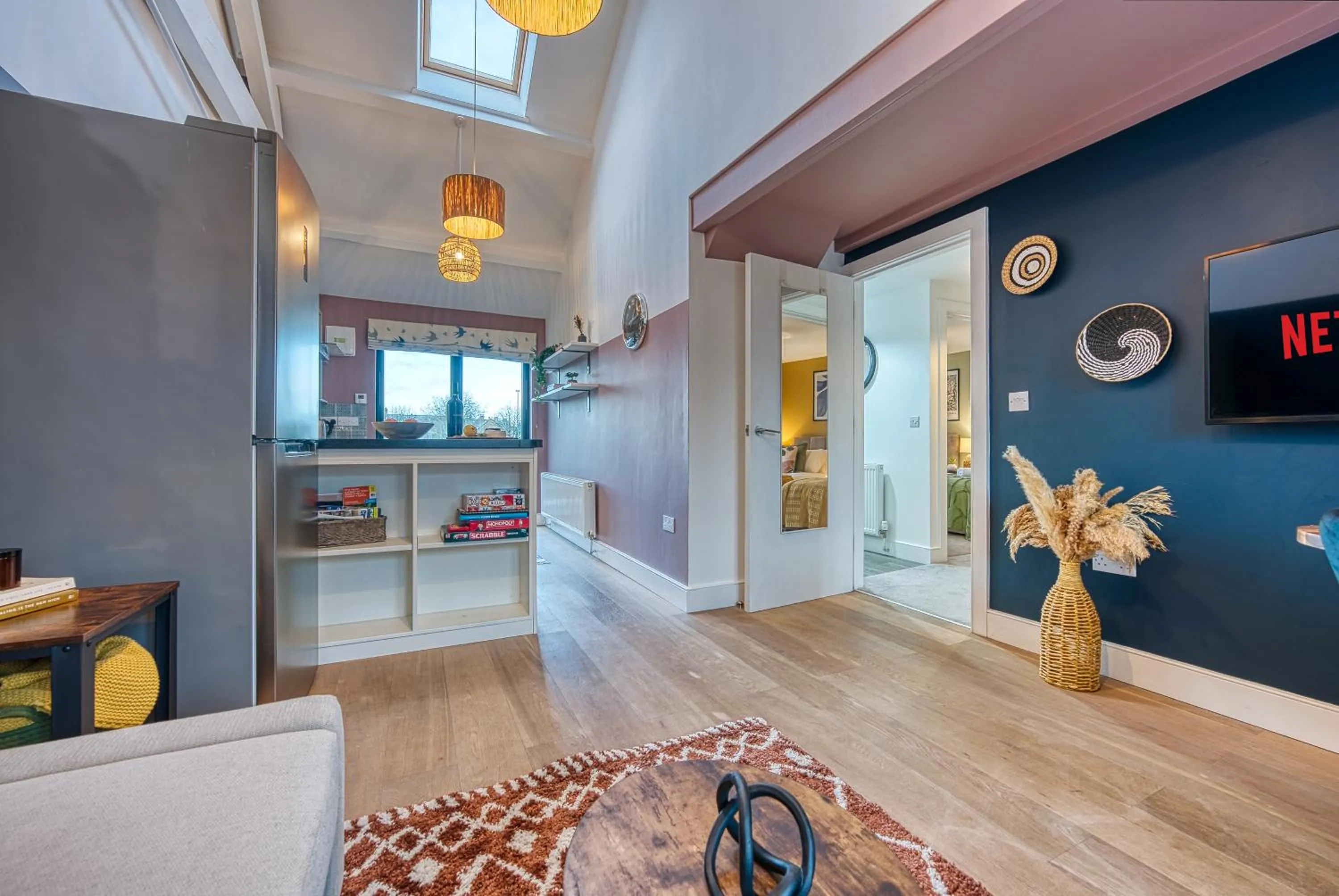 TV and multimedia in Ashcroft Loft by Home Stays Management - Stunning 3 Bedroom, 2 bathrooms, Charming central apartment featuring a balcony