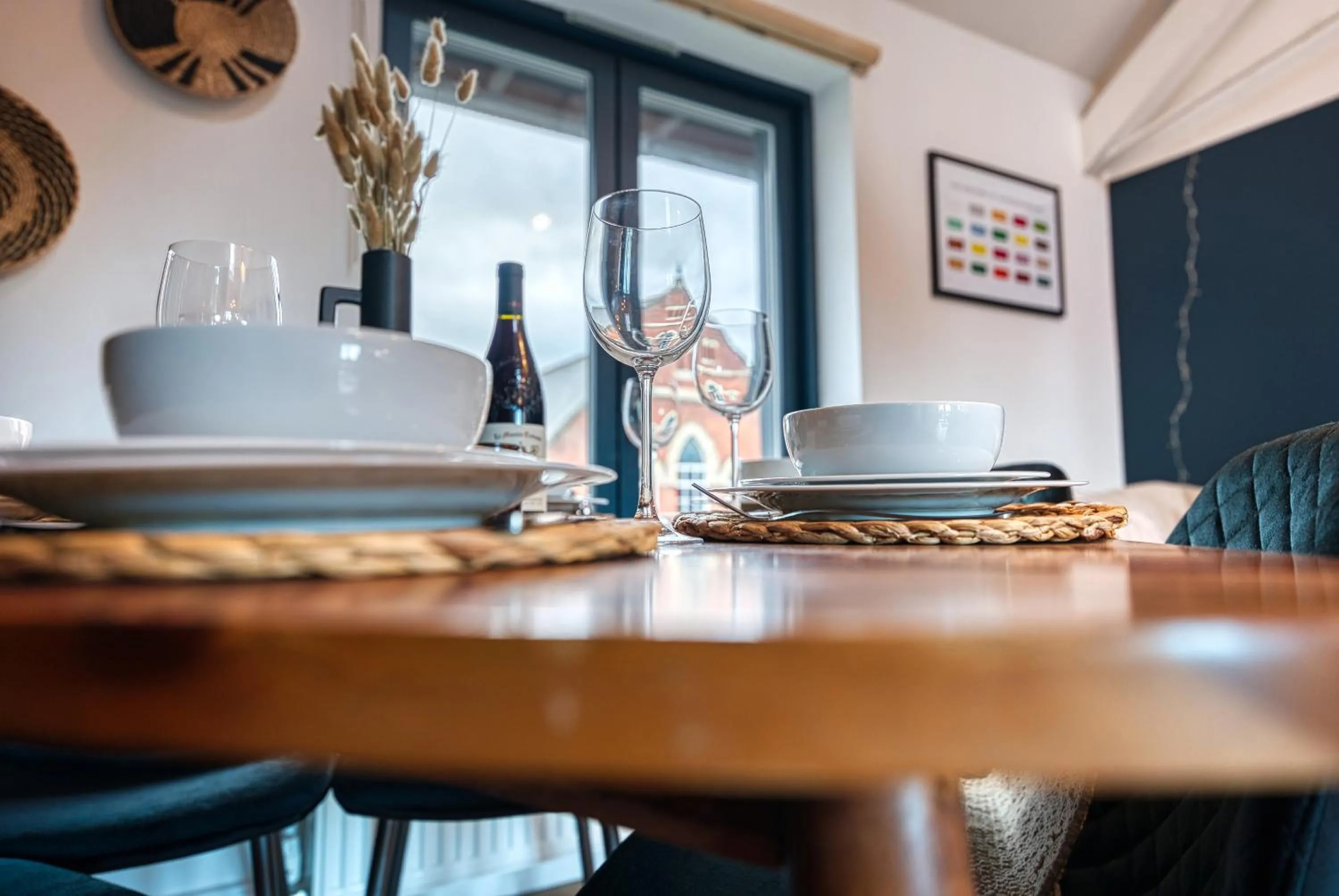 Dining area in Ashcroft Loft by Home Stays Management - Stunning 3 Bedroom, 2 bathrooms, Charming central apartment featuring a balcony