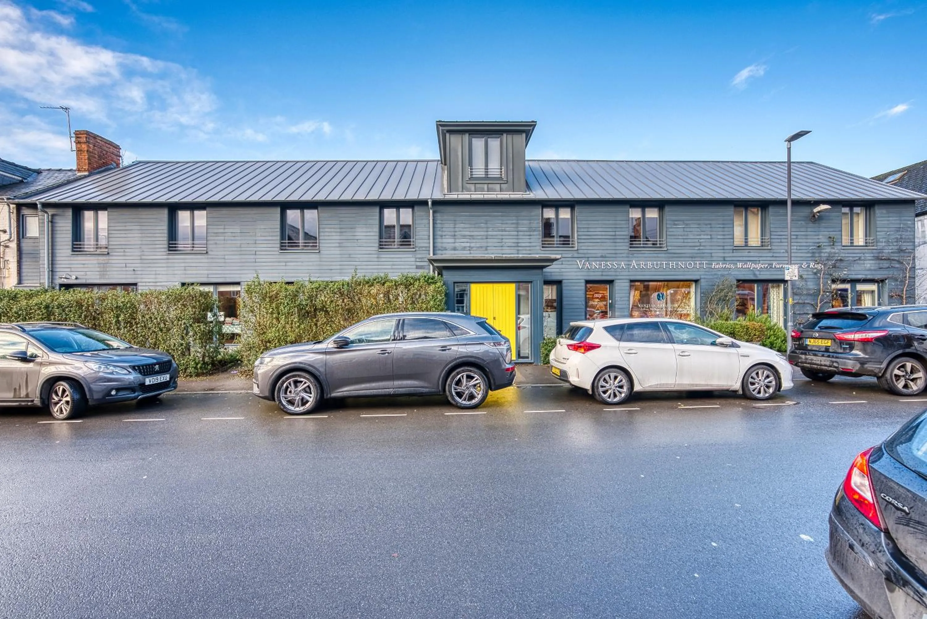 Property building in Ashcroft Loft by Home Stays Management - Stunning 3 Bedroom, 2 bathrooms, Charming central apartment featuring a balcony