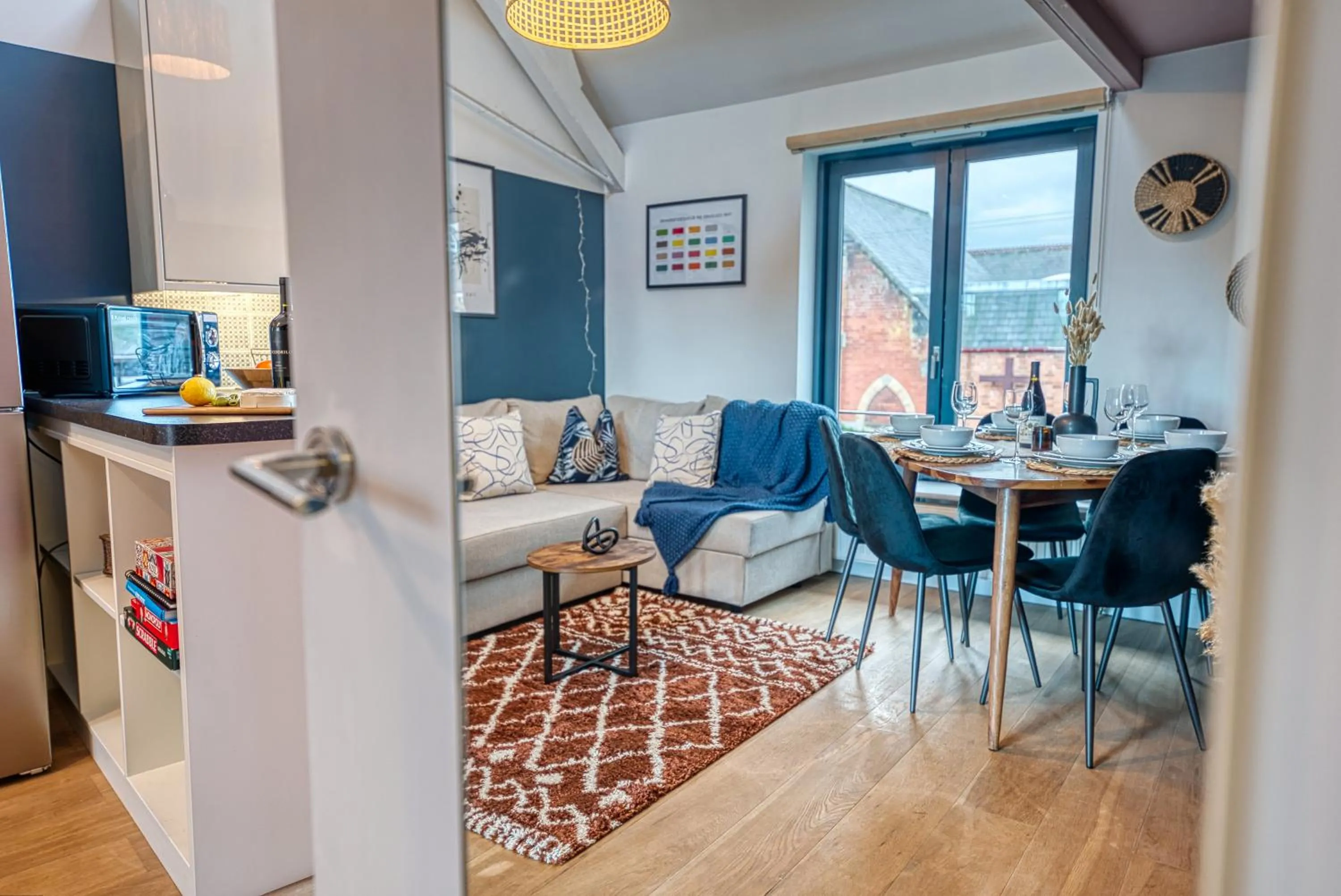 Living room in Ashcroft Loft by Home Stays Management - Stunning 3 Bedroom, 2 bathrooms, Charming central apartment featuring a balcony