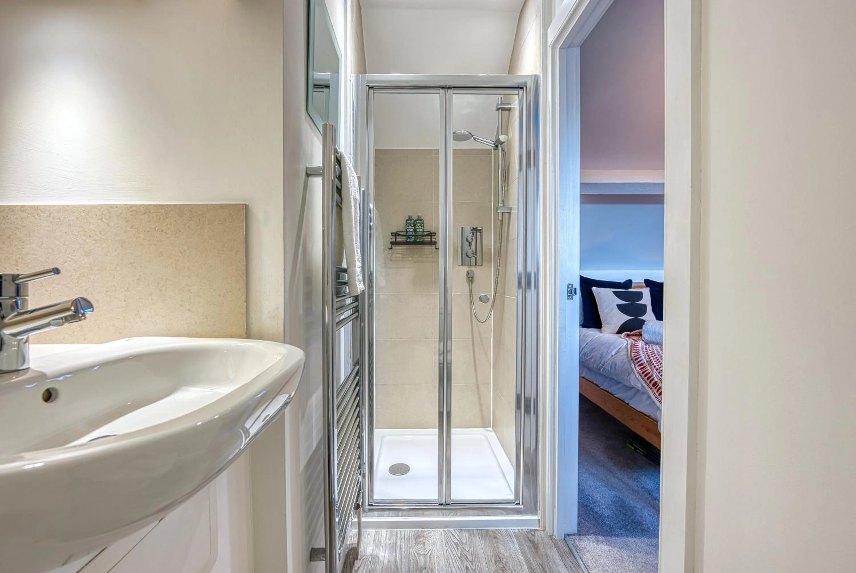 Shower, Bed in Ashcroft Loft by Home Stays Management - Stunning 3 Bedroom, 2 bathrooms, Charming central apartment featuring a balcony