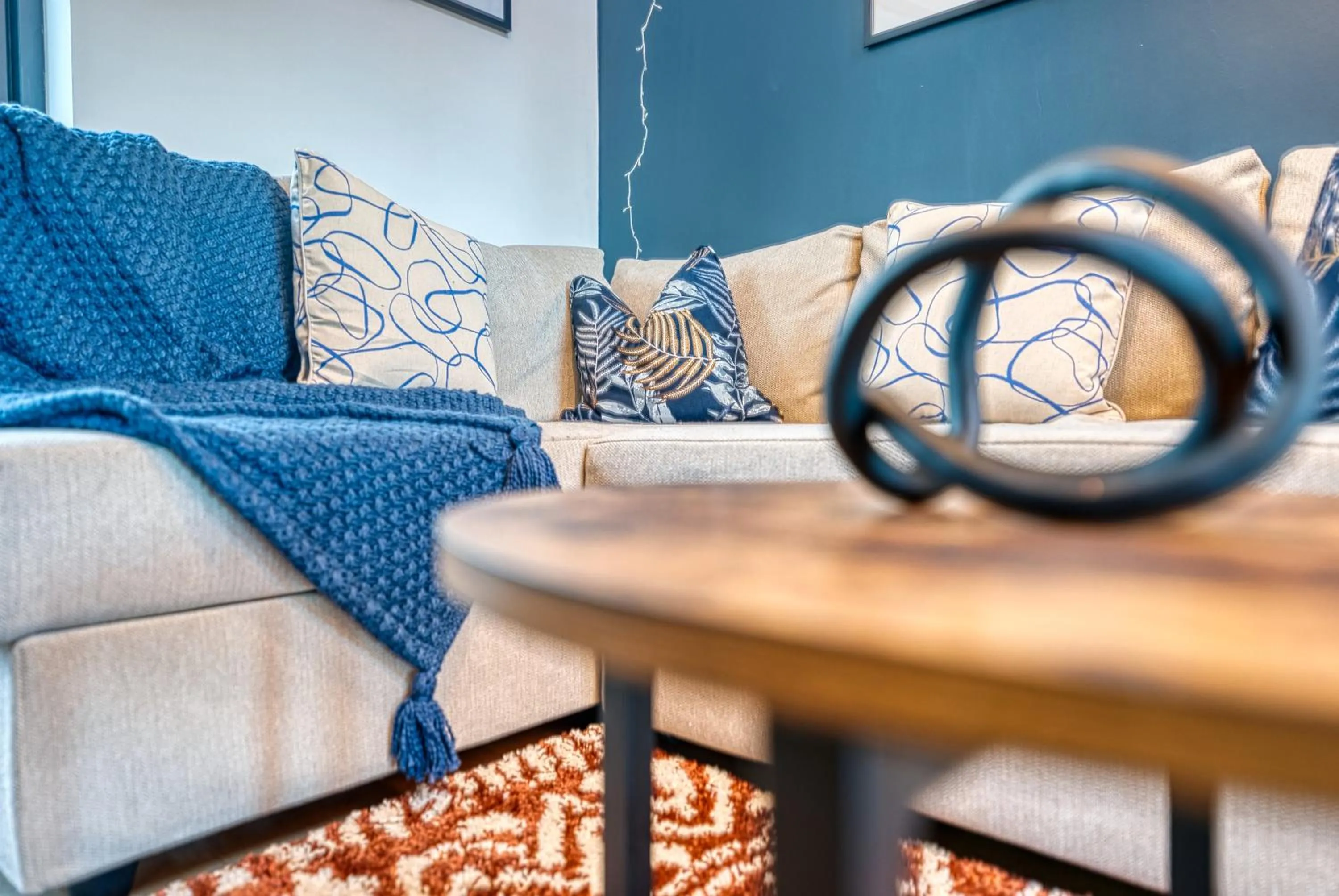 Living room in Ashcroft Loft by Home Stays Management - Stunning 3 Bedroom, 2 bathrooms, Charming central apartment featuring a balcony