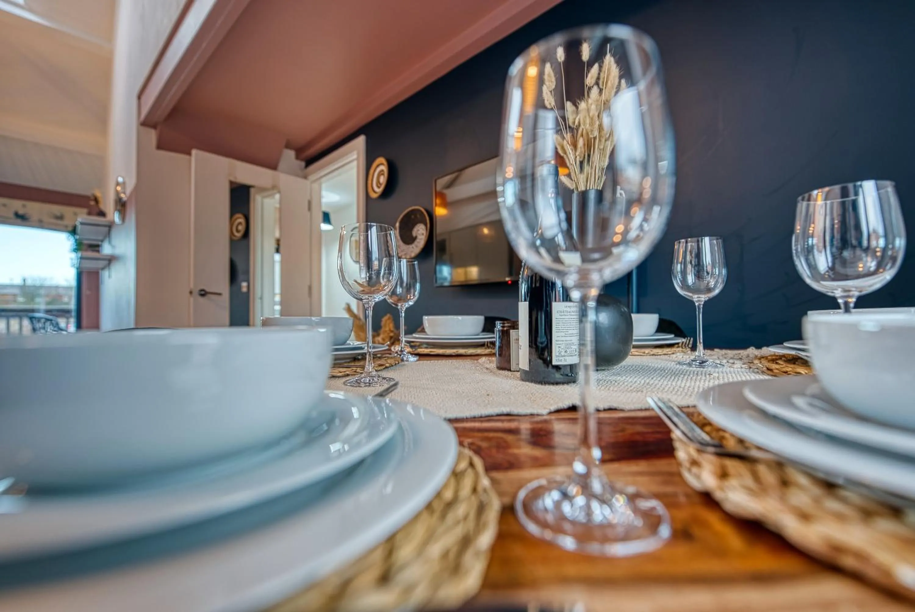Dining area in Ashcroft Loft by Home Stays Management - Stunning 3 Bedroom, 2 bathrooms, Charming central apartment featuring a balcony