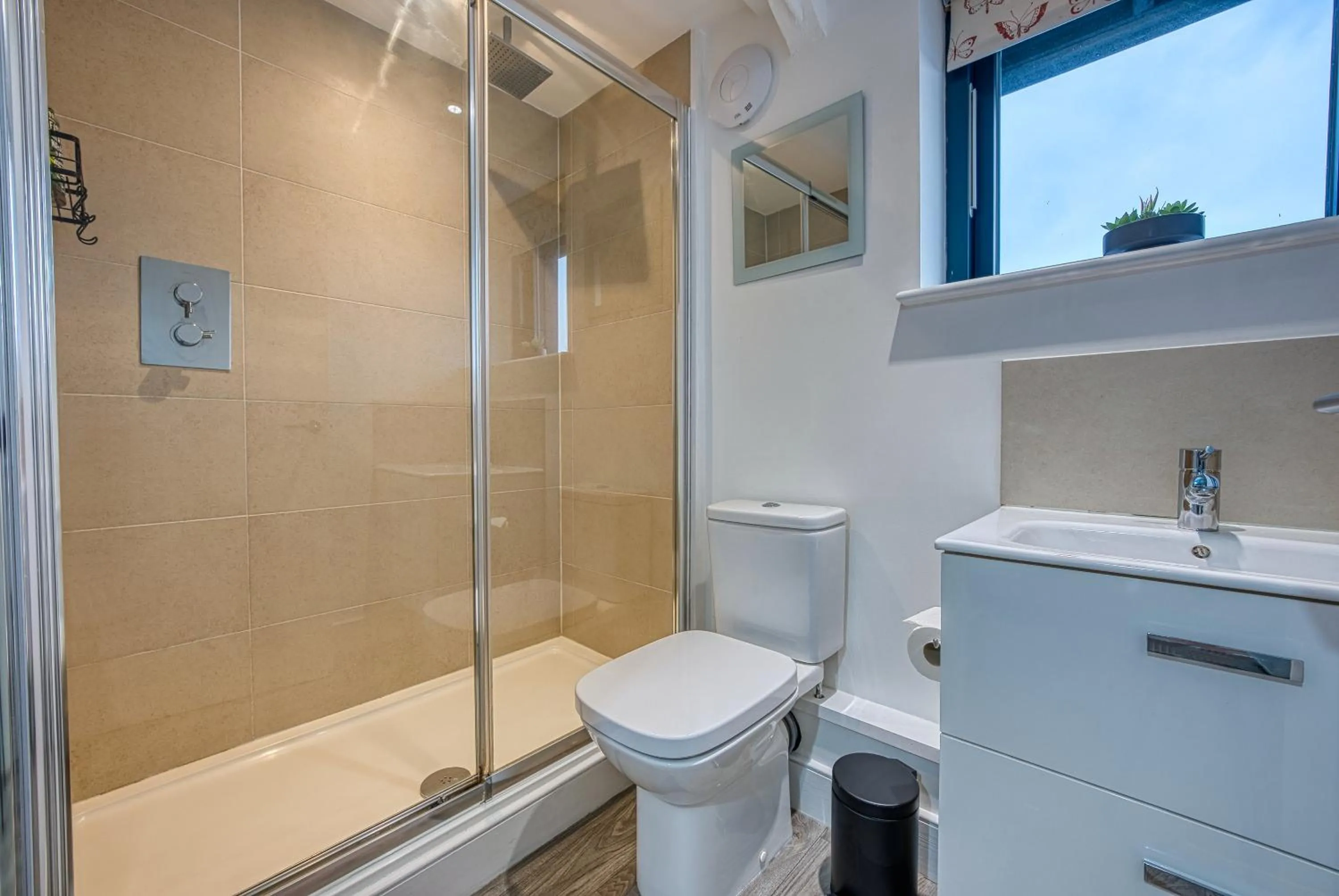 Shower in Ashcroft Loft by Home Stays Management - Stunning 3 Bedroom, 2 bathrooms, Charming central apartment featuring a balcony