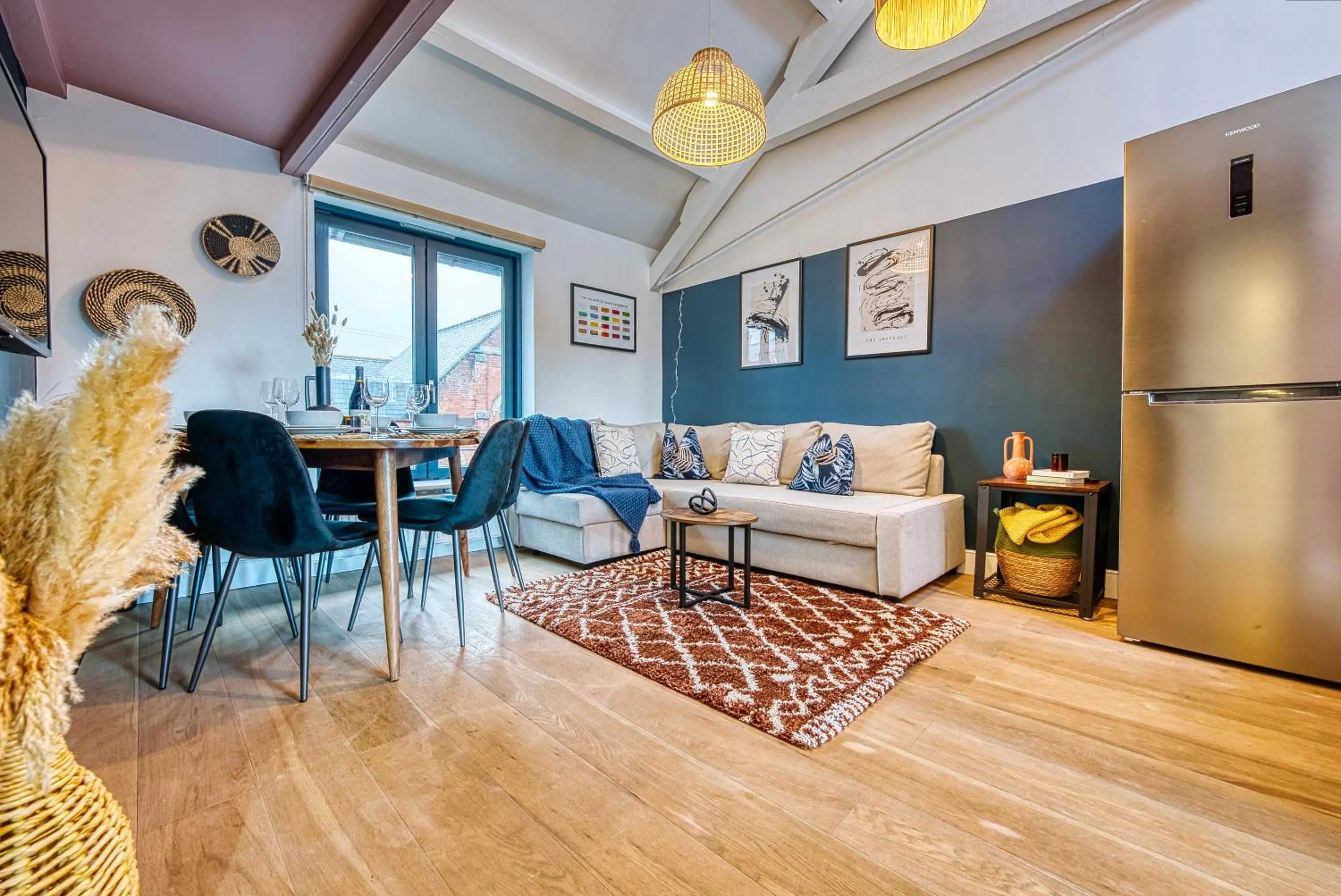 Living room in Ashcroft Loft by Home Stays Management - Stunning 3 Bedroom, 2 bathrooms, Charming central apartment featuring a balcony