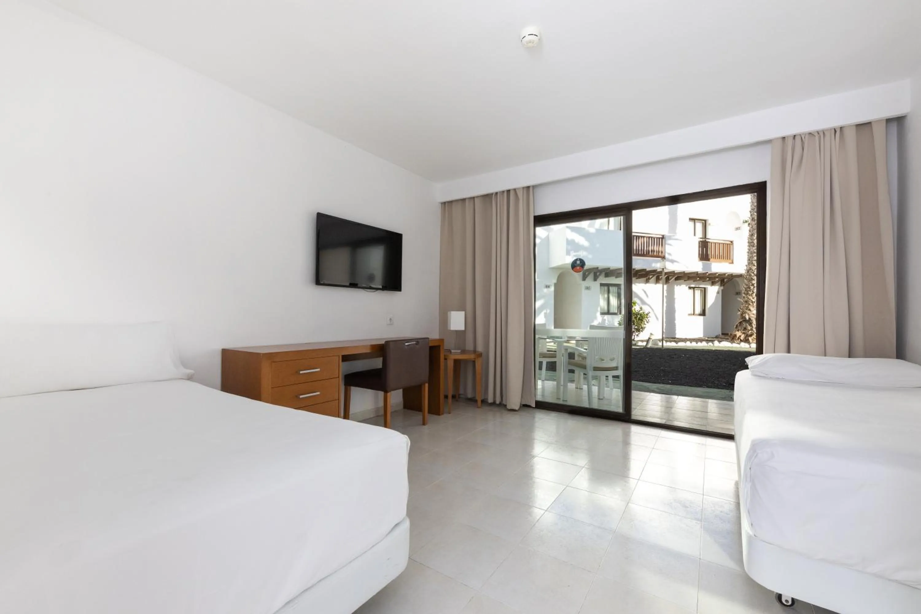 TV and multimedia, Bed in Apartamentos Hesperia Bristol Playa