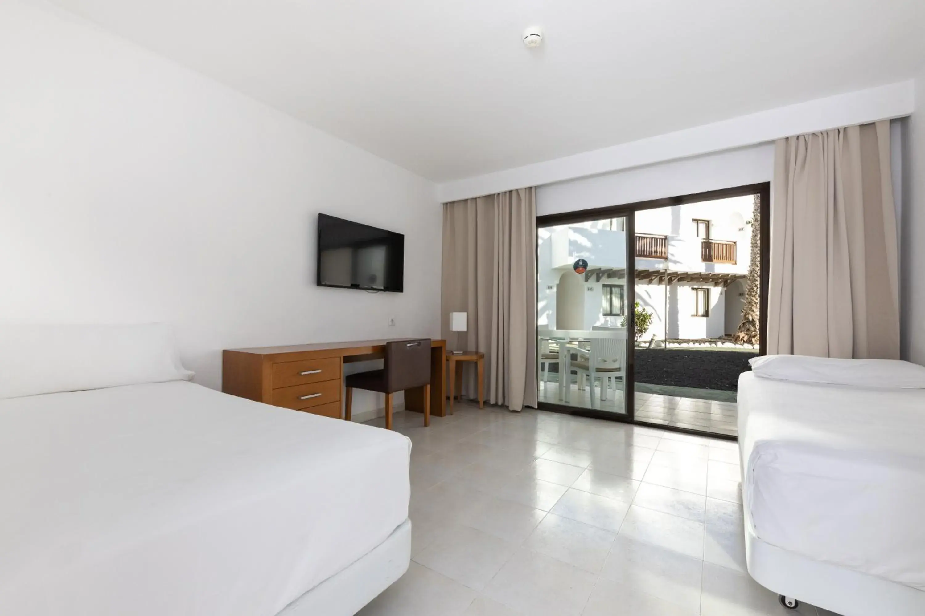 TV and multimedia, Bed in Apartamentos Hesperia Bristol Playa TV and multimedia, Bed in Apartamentos Hesperia Bristol Playa