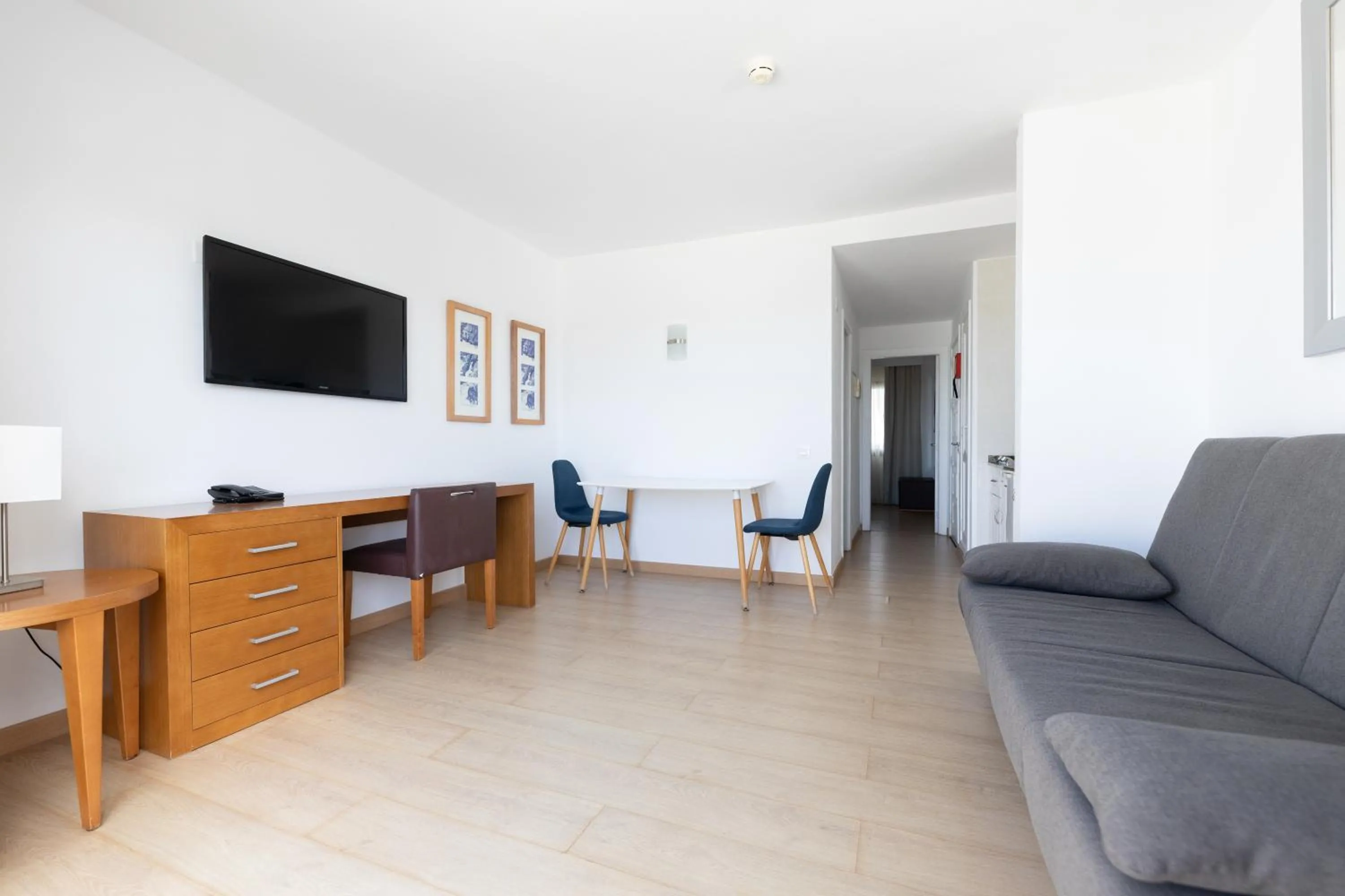 TV and multimedia in Apartamentos Hesperia Bristol Playa