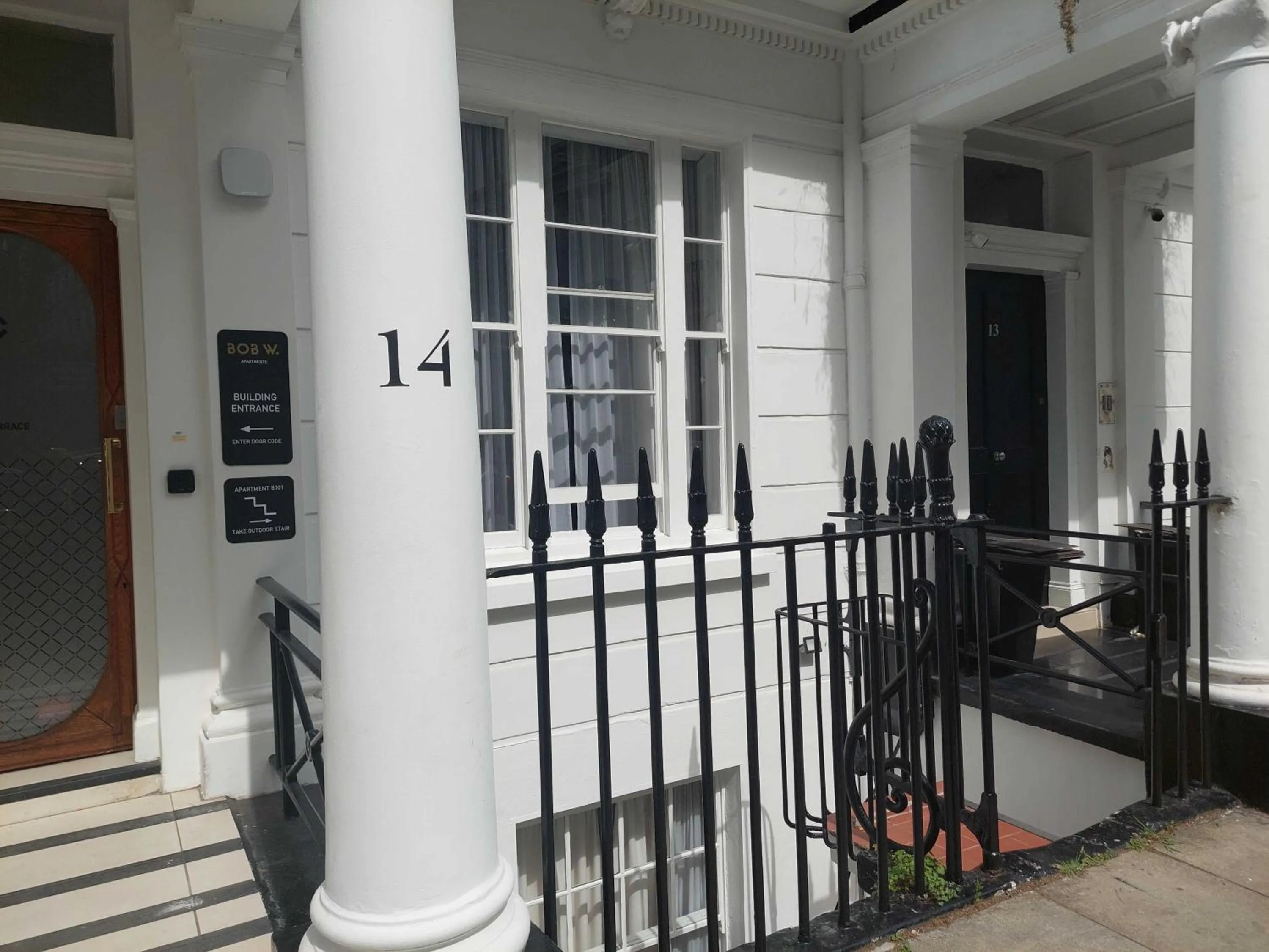 Facade/entrance in Bob W London Hyde Park