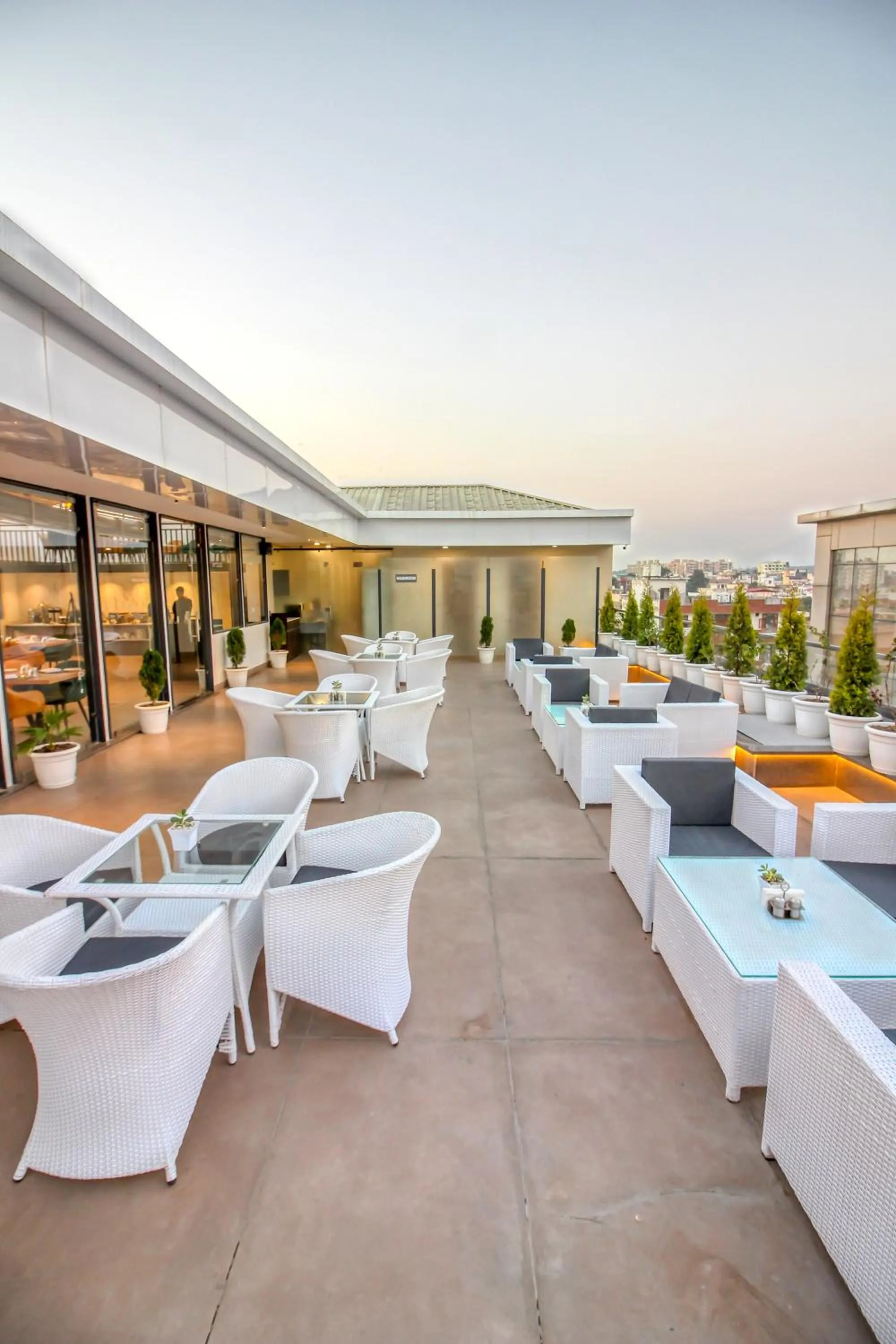 Restaurant/places to eat in SJ PARADISE