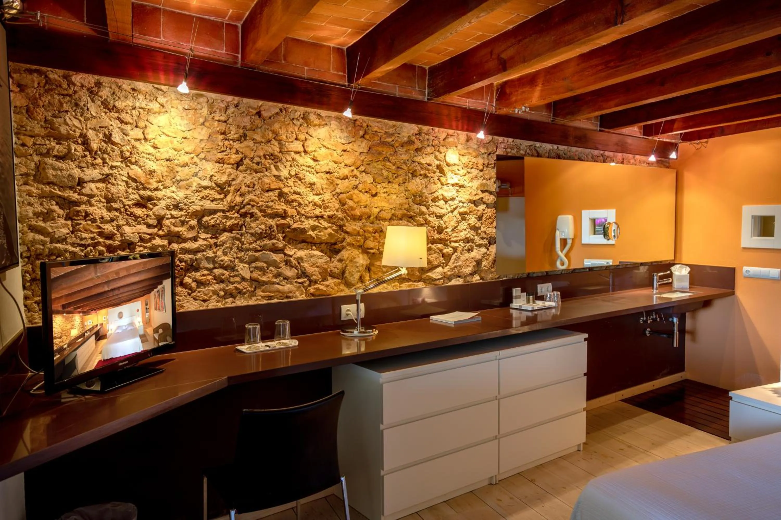 Photo of the whole room, Bed in Tancat de Codorniu