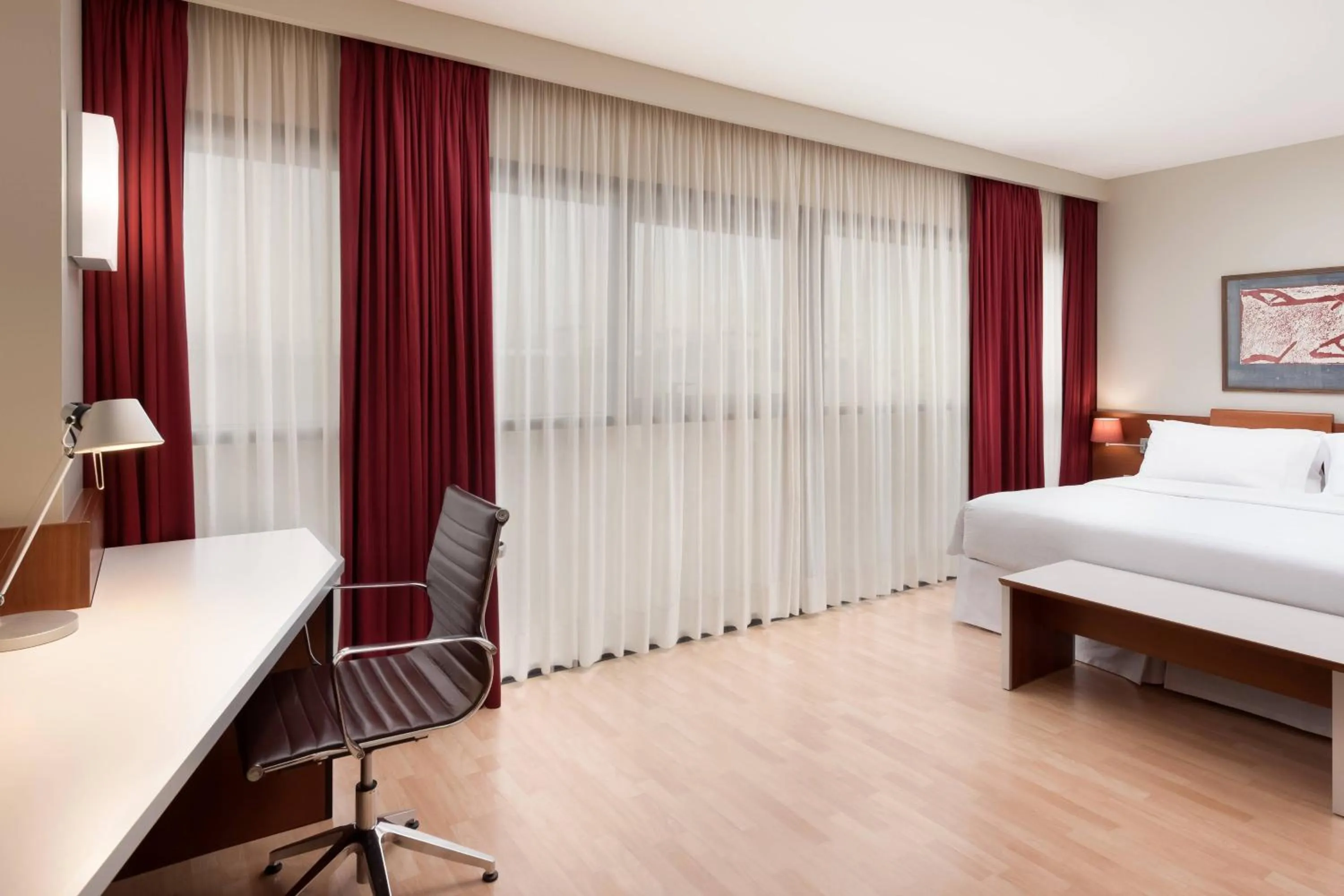 Photo of the whole room, Bed in Four Points by Sheraton Barcelona Diagonal