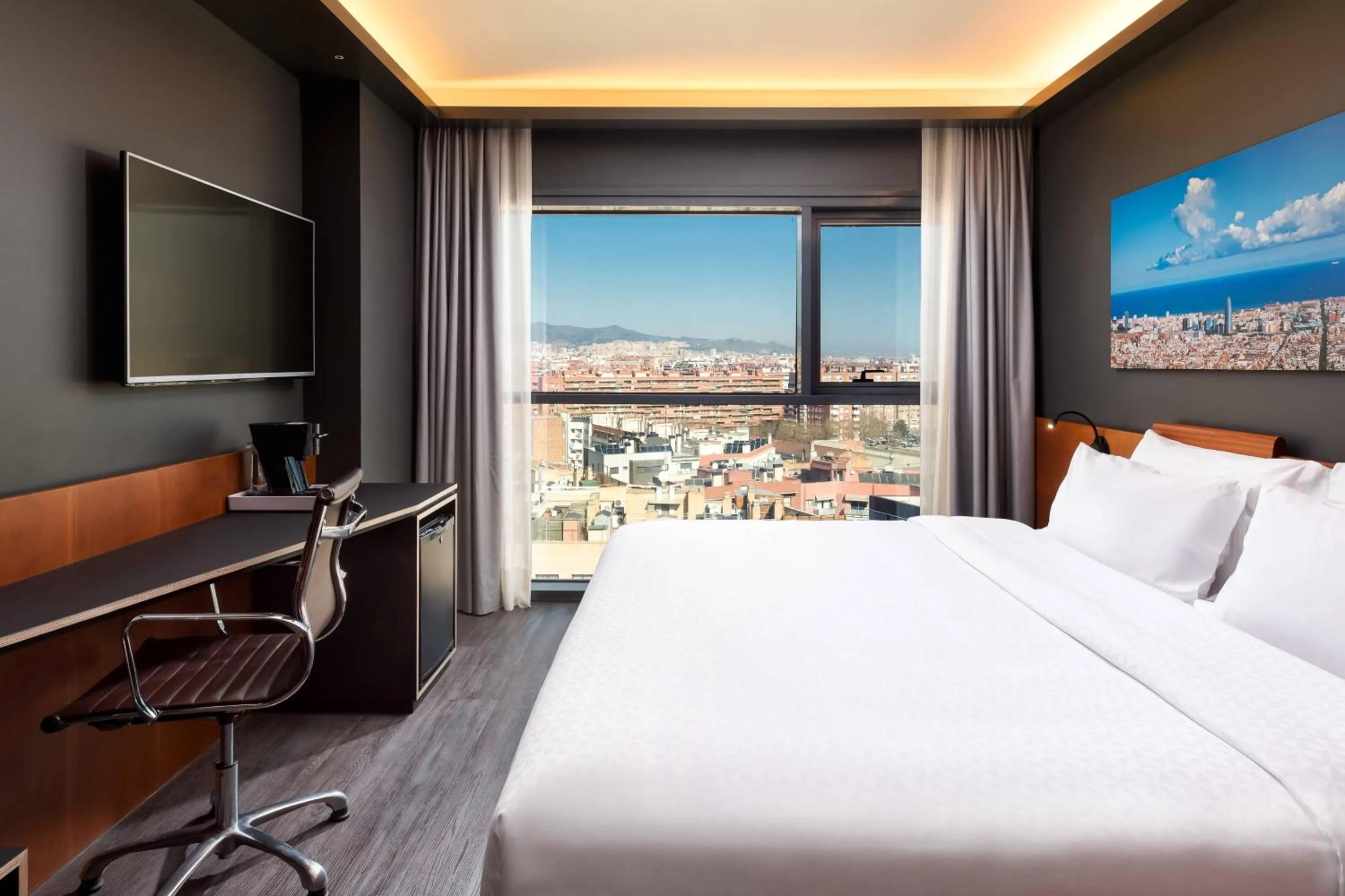 Photo of the whole room, Bed in Four Points by Sheraton Barcelona Diagonal