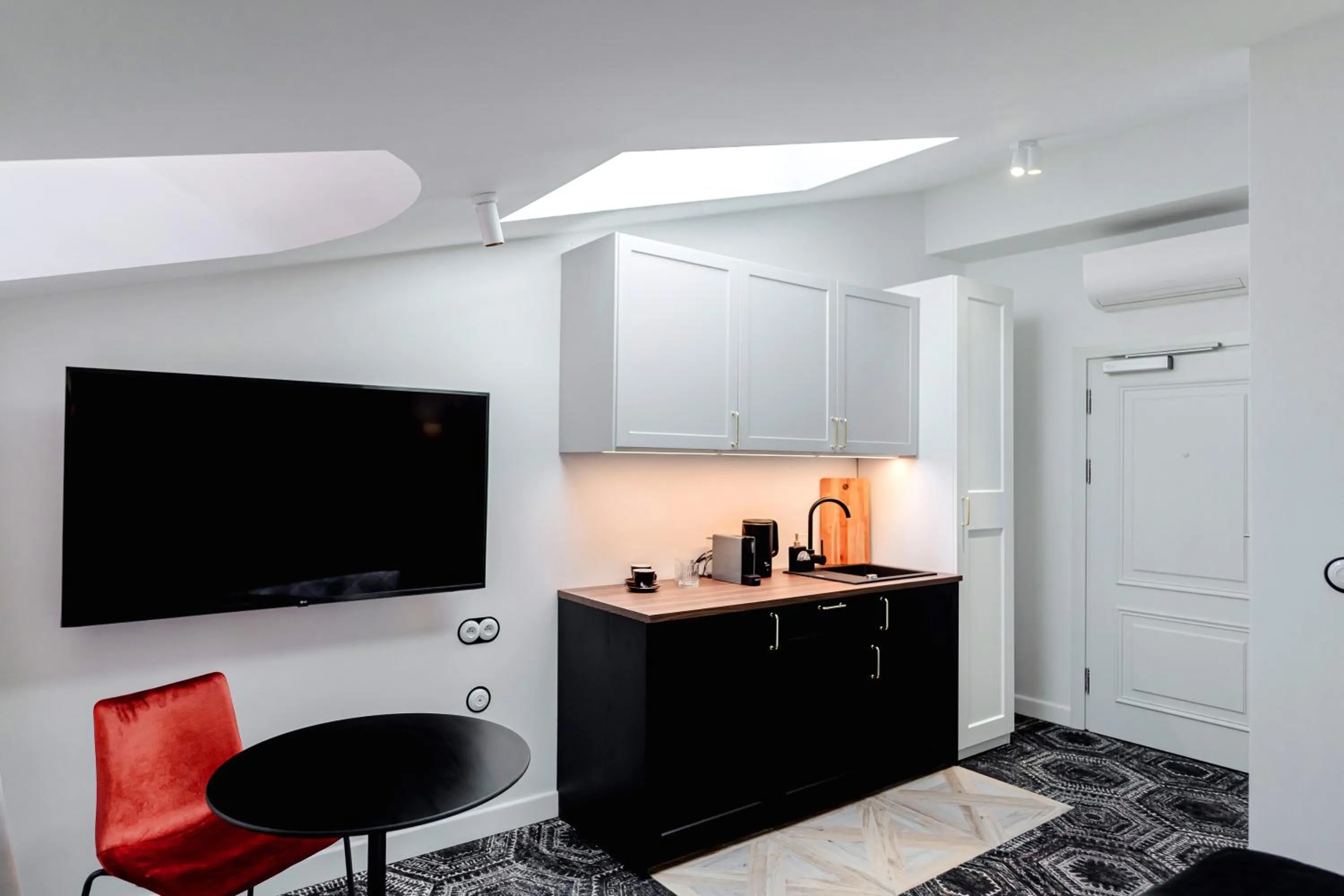 TV and multimedia in N33 Premium Apartments Old Town Kraków - Destigo Hotels