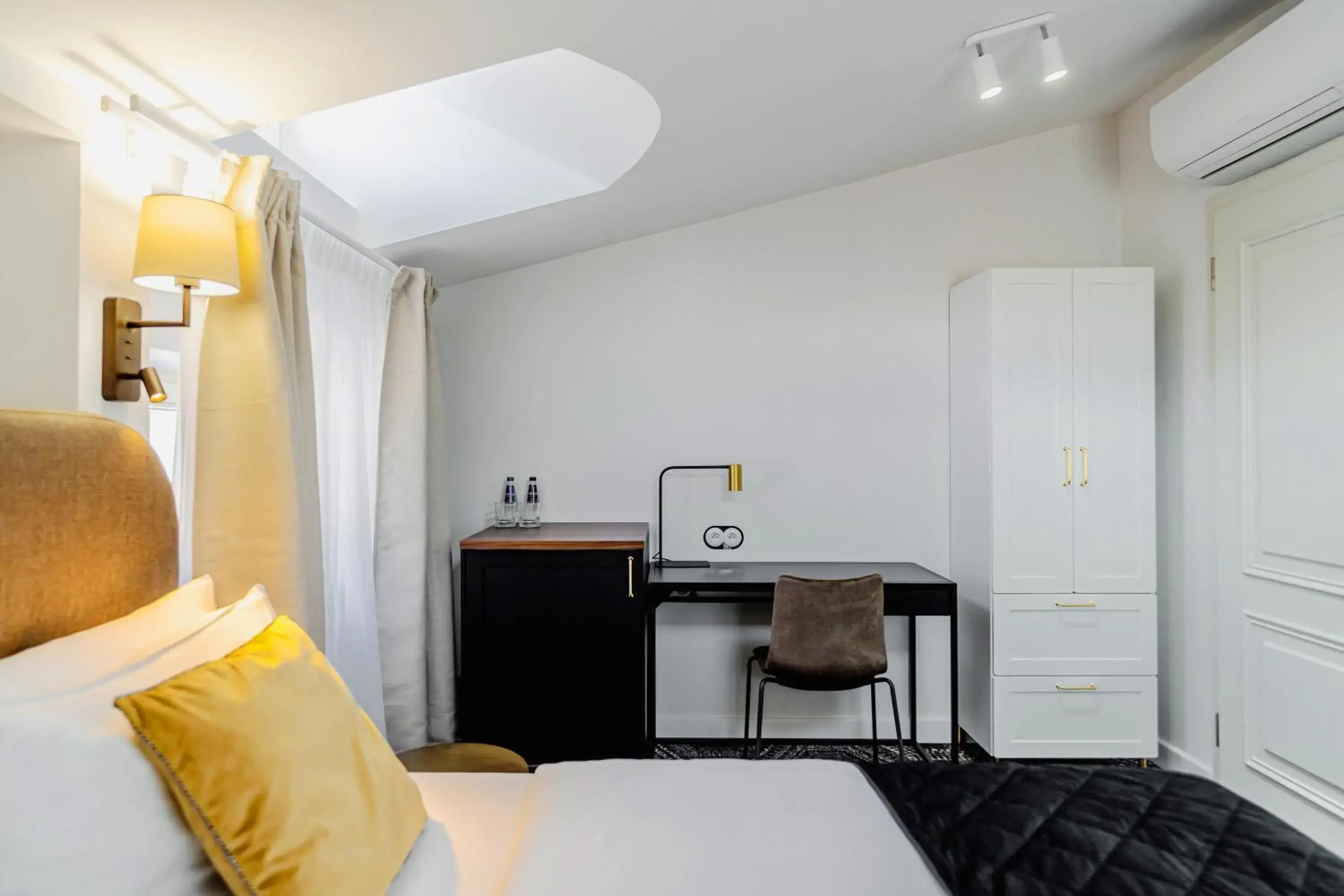 Bedroom, Bed in N33 Premium Apartments Old Town Kraków - Destigo Hotels Bedroom, Bed in N33 Premium Apartments Old Town Kraków - Destigo Hotels