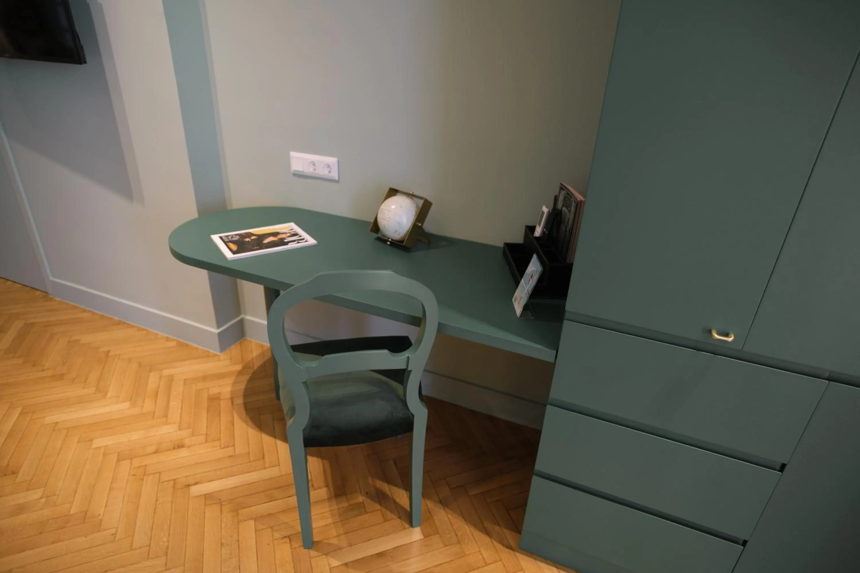 hair dresser in K23 Color Suites