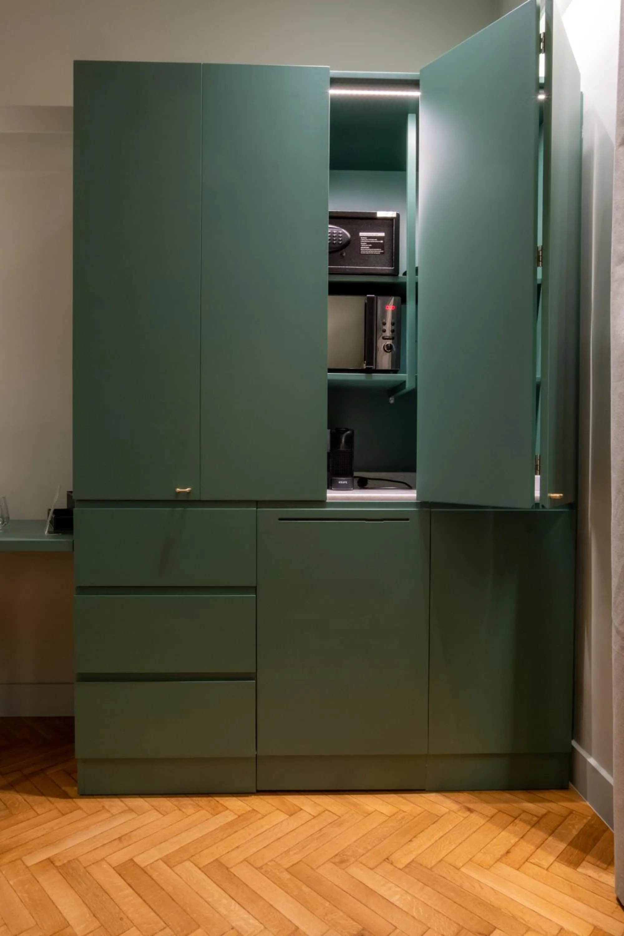 wardrobe in K23 Color Suites
