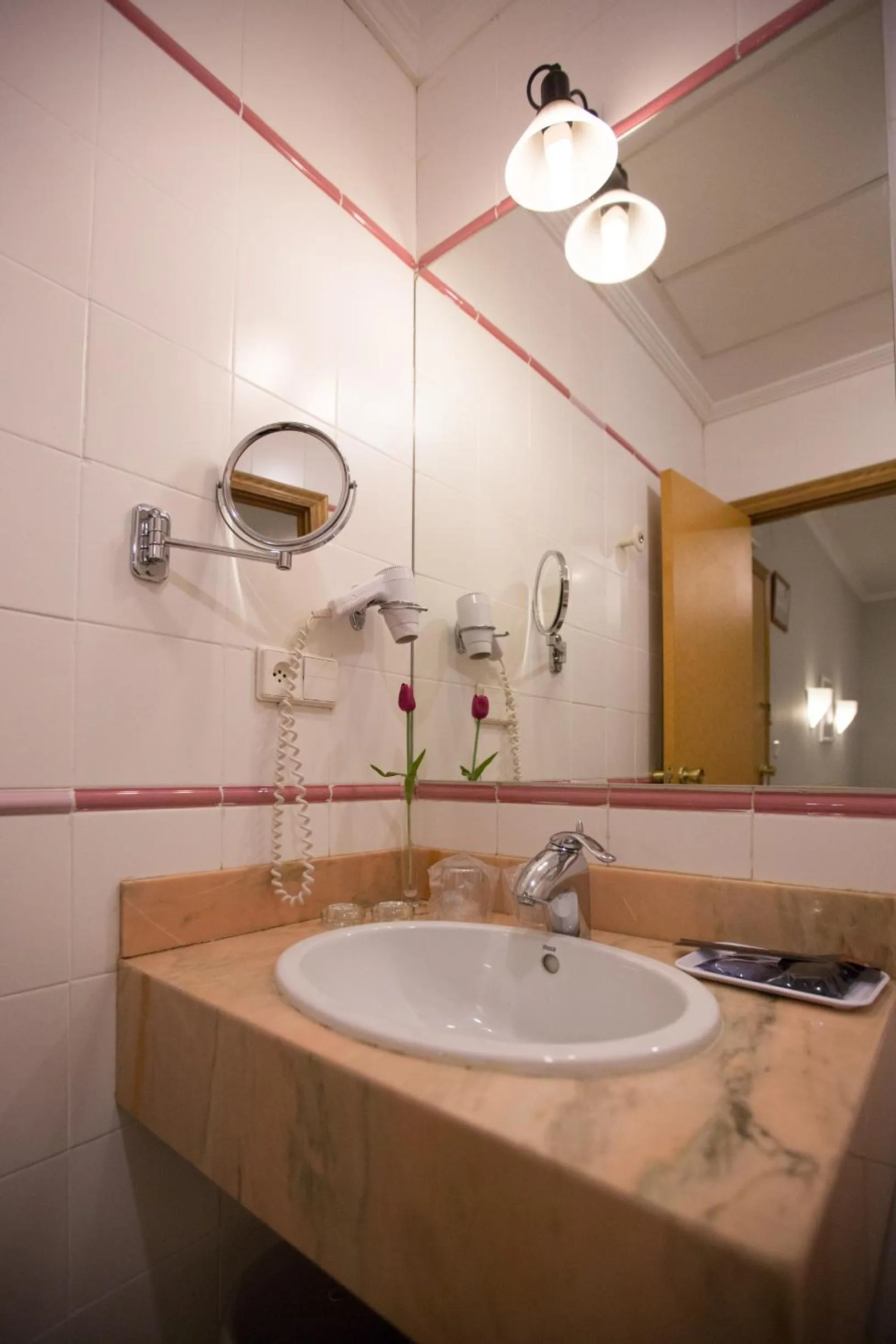 Photo of the whole room in Hostal Paris