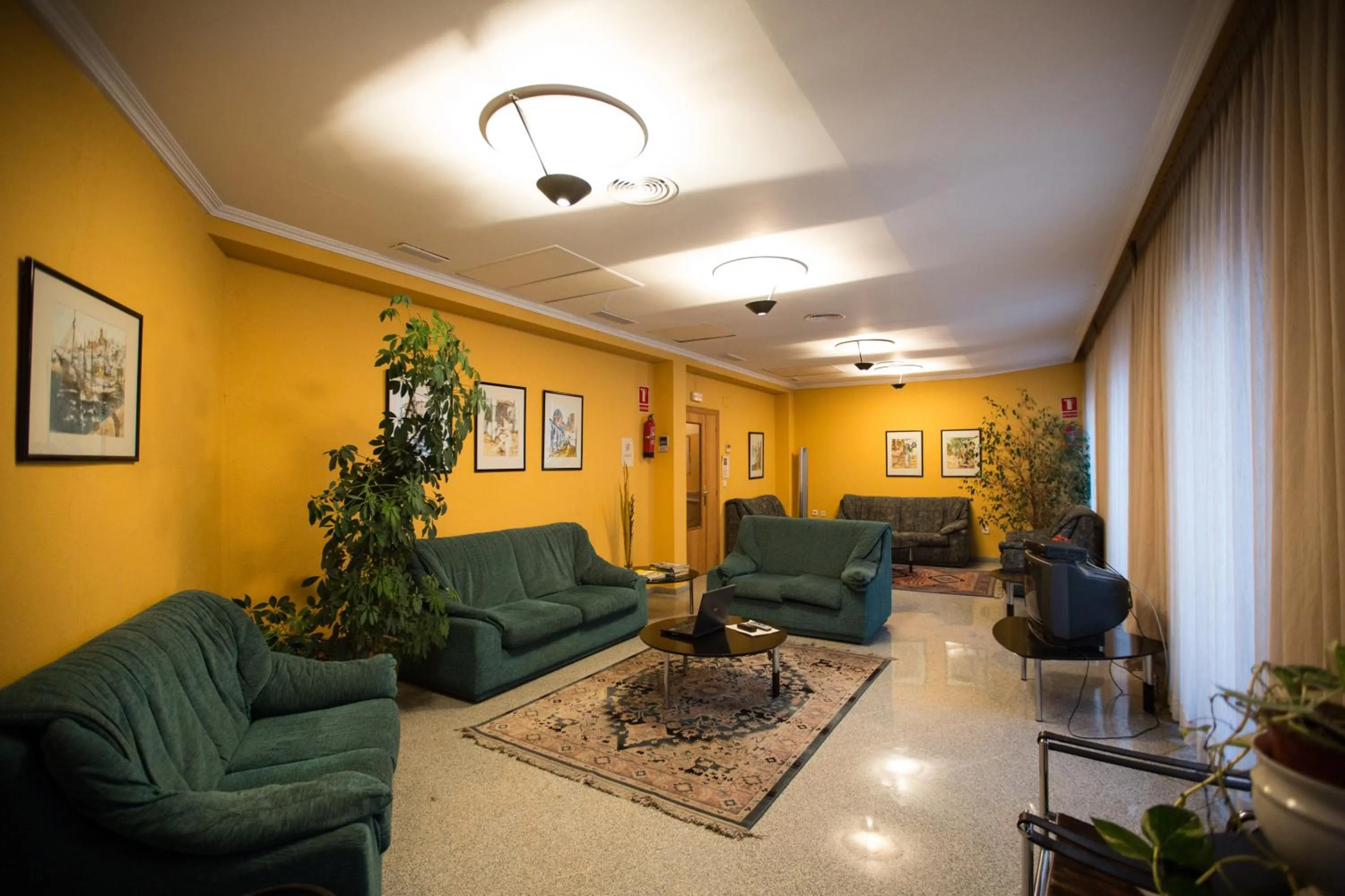 Communal lounge/ TV room in Hostal Paris