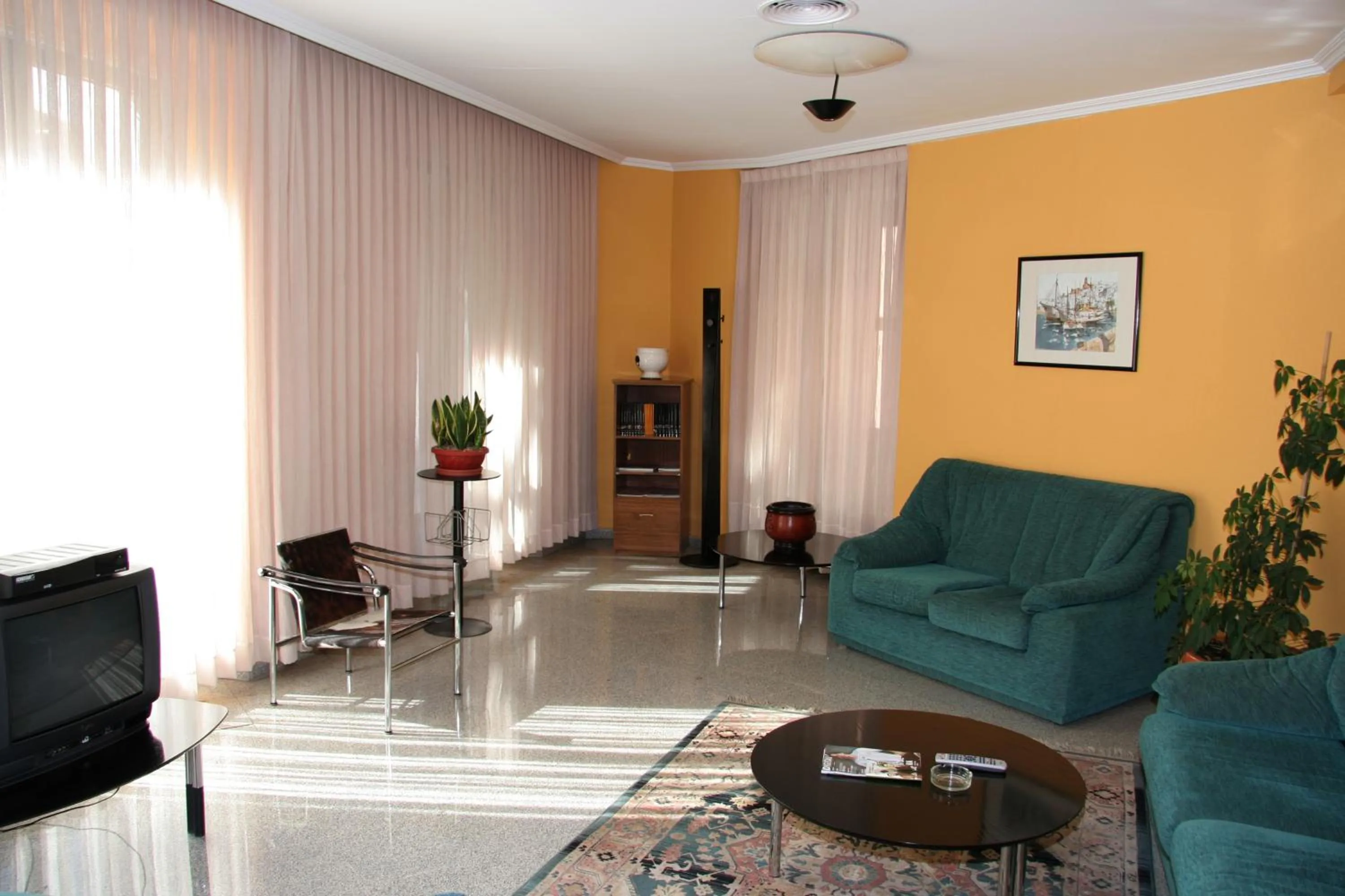 Living room in Hostal Paris