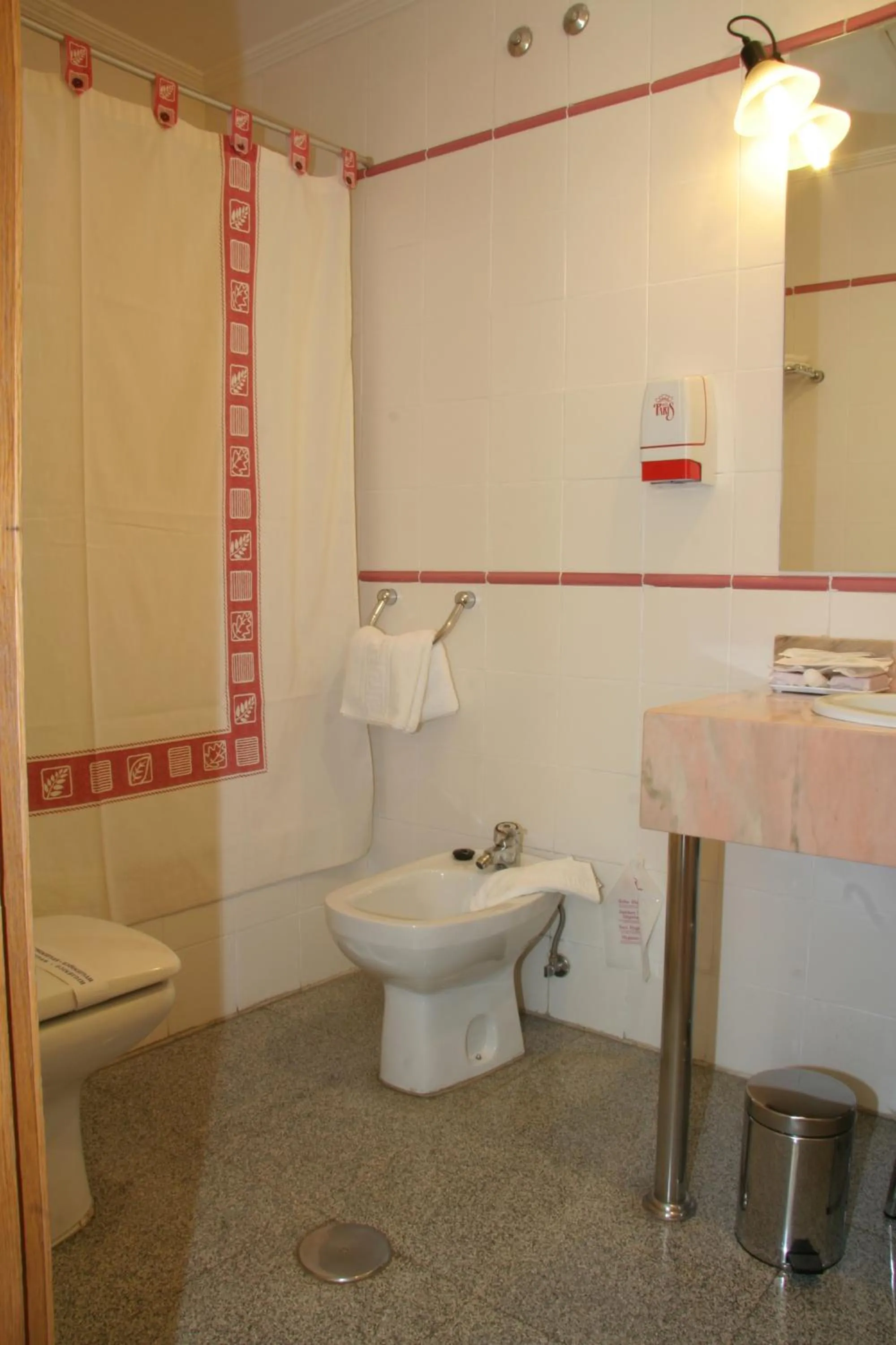 Bathroom in Hostal Paris