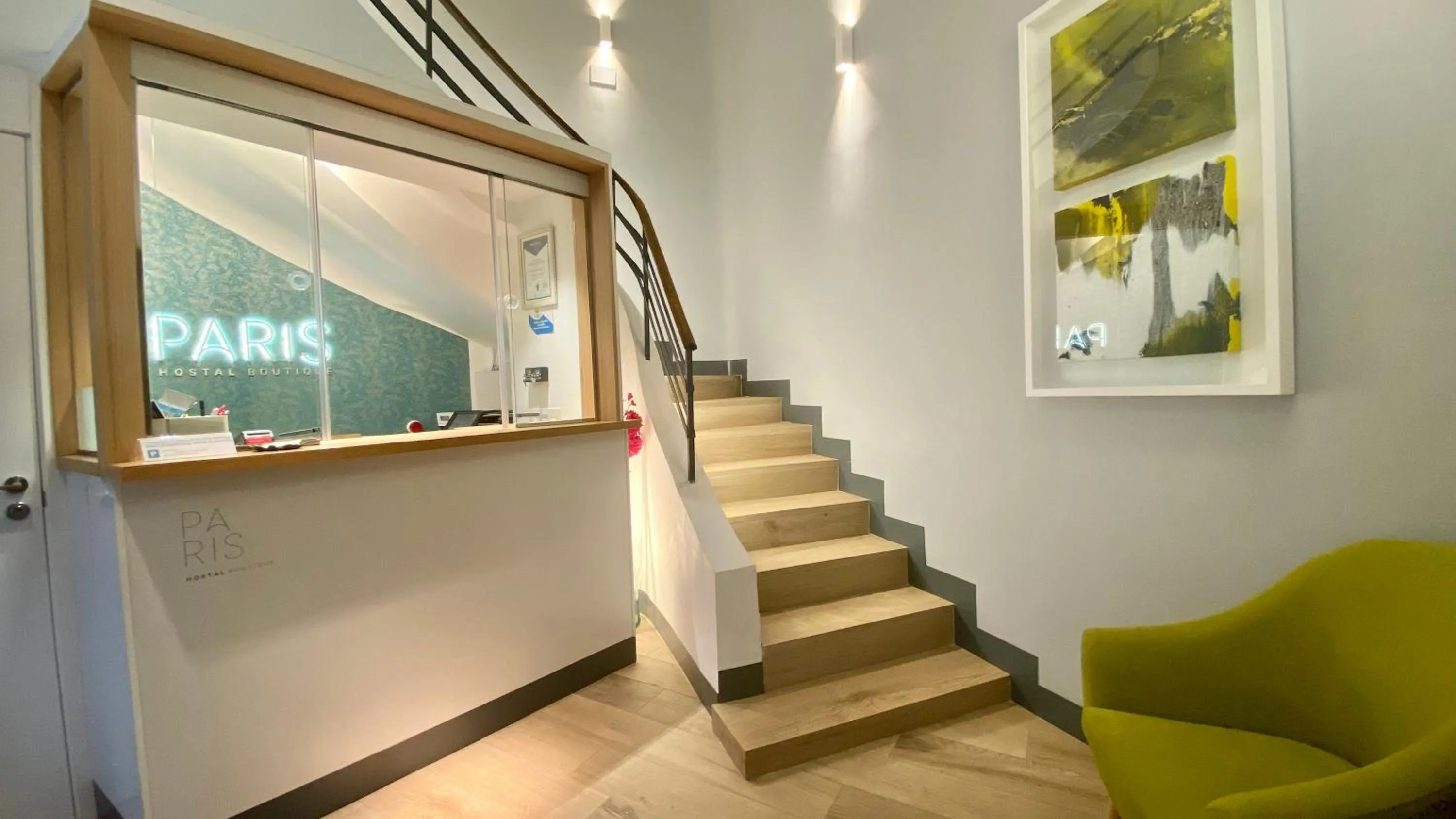 Lobby or reception in Hostal Paris