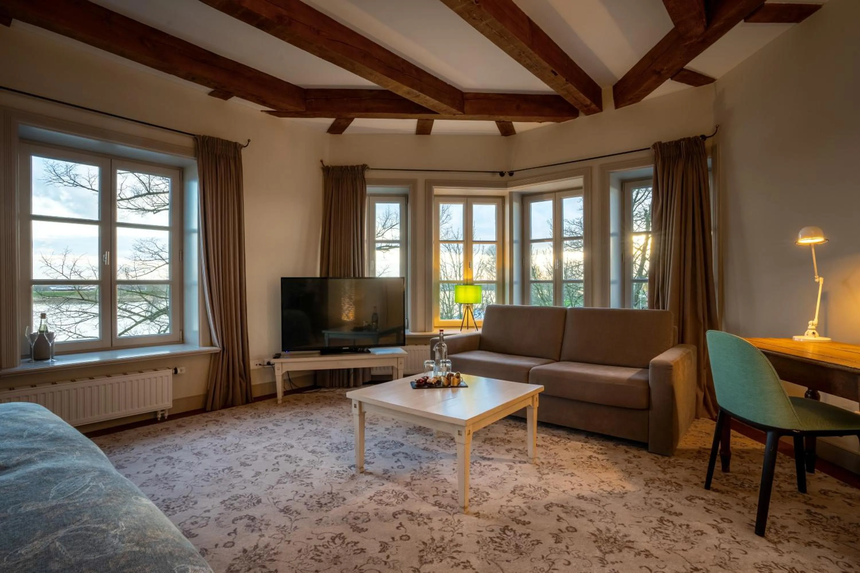 Living room in Traditionshaus by Zollenspieker Fährhaus
