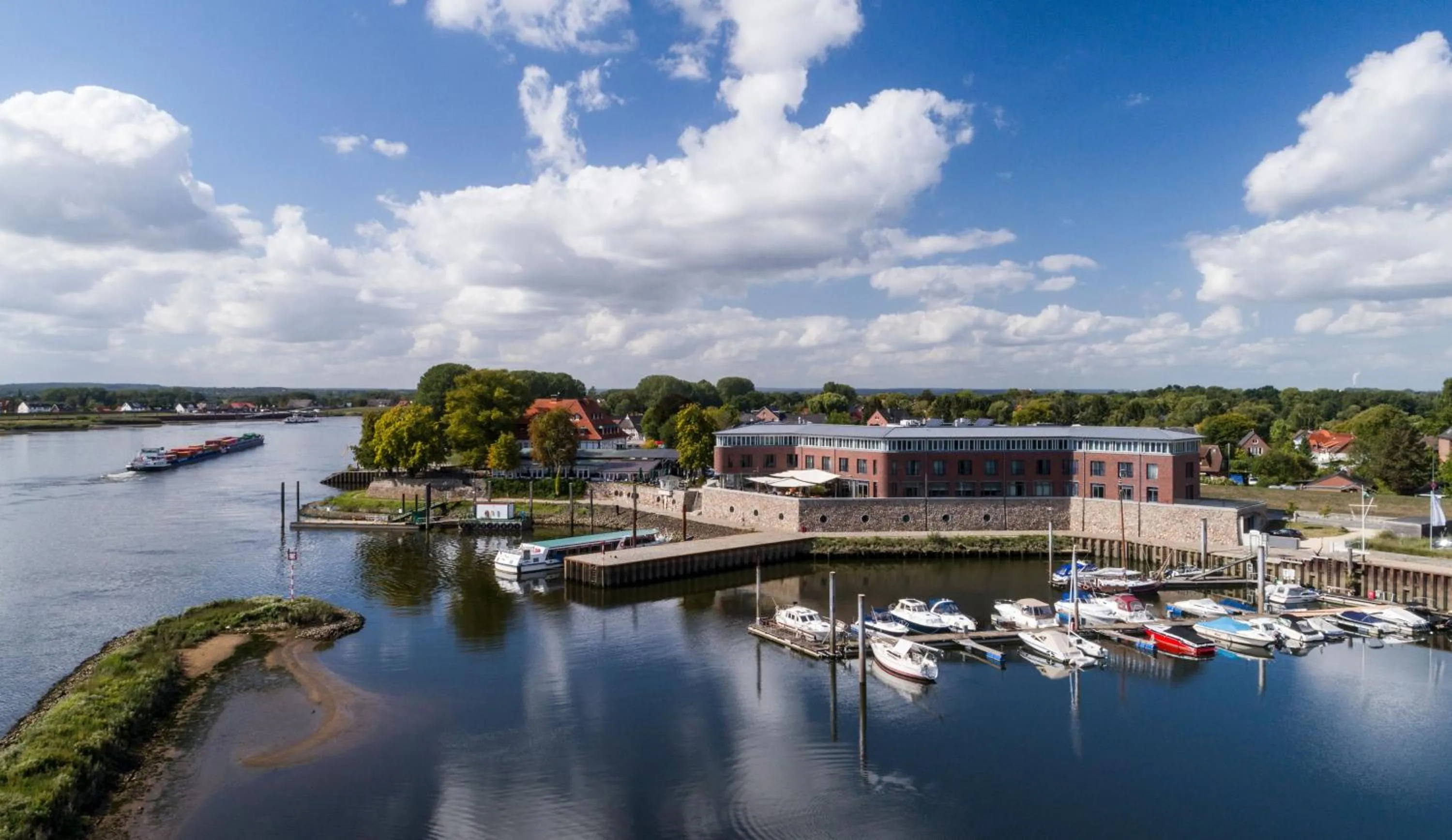 Property building in Traditionshaus by Zollenspieker Fährhaus