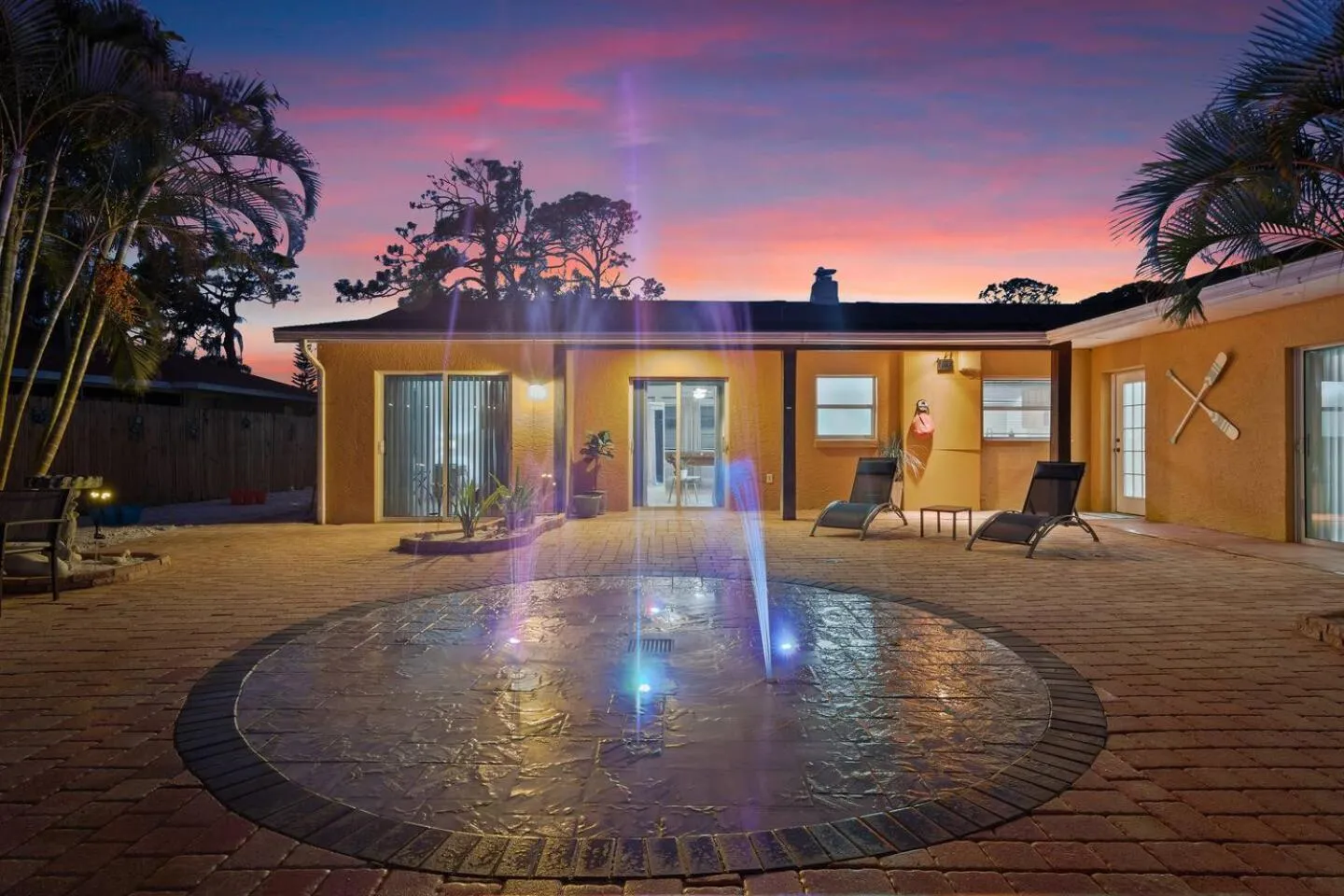 Coastal Villa w Amazing Courtyard - Splash Pad!