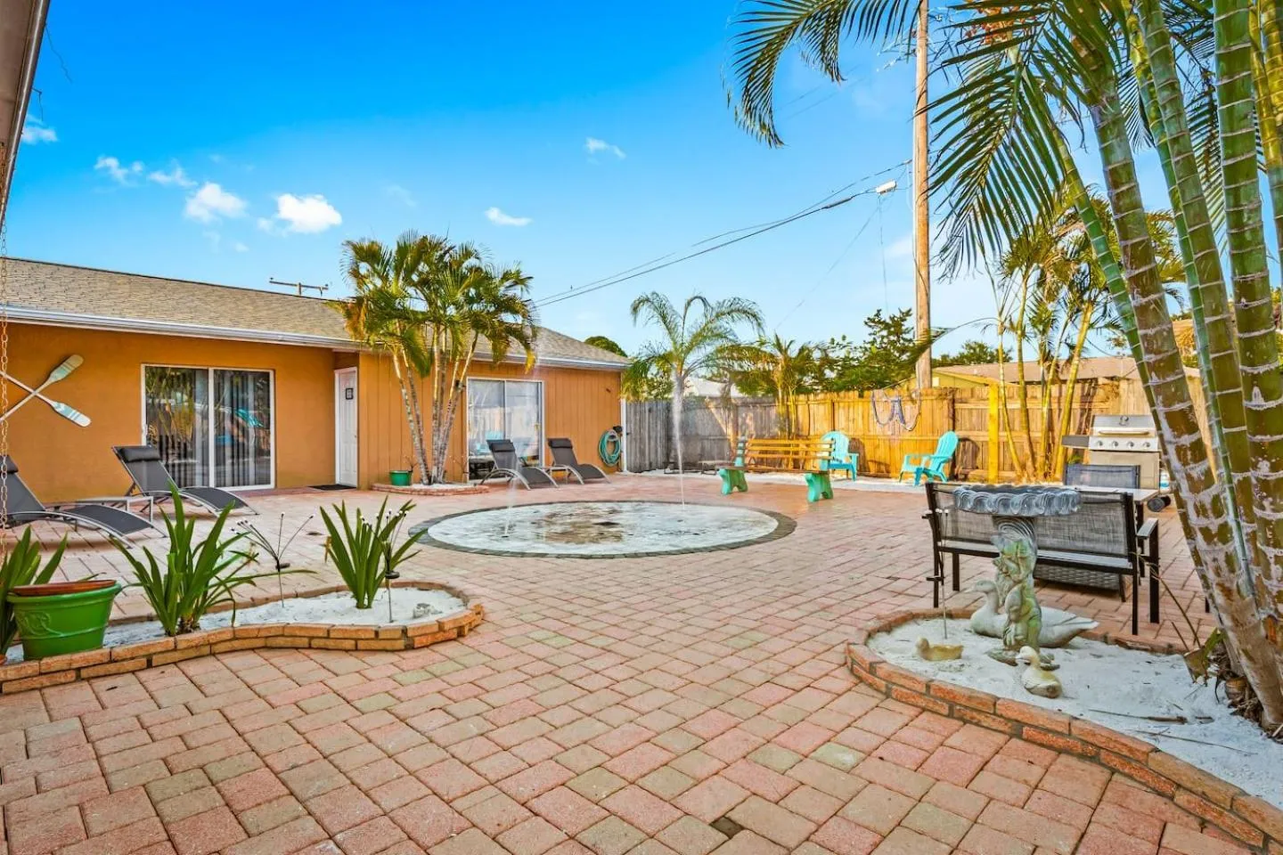 Coastal Villa w Amazing Courtyard - Splash Pad!