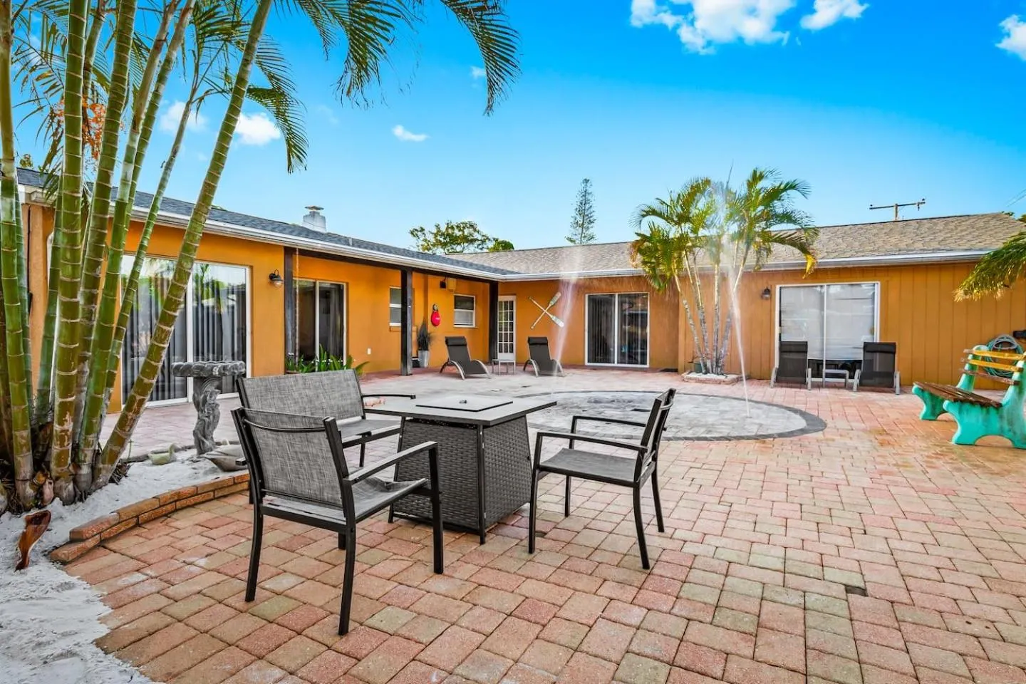 Coastal Villa w Amazing Courtyard - Splash Pad!