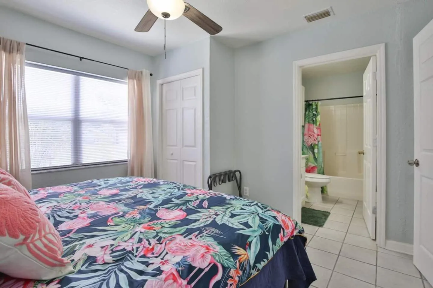 Bed in Coastal Villa w Amazing Courtyard - Splash Pad!