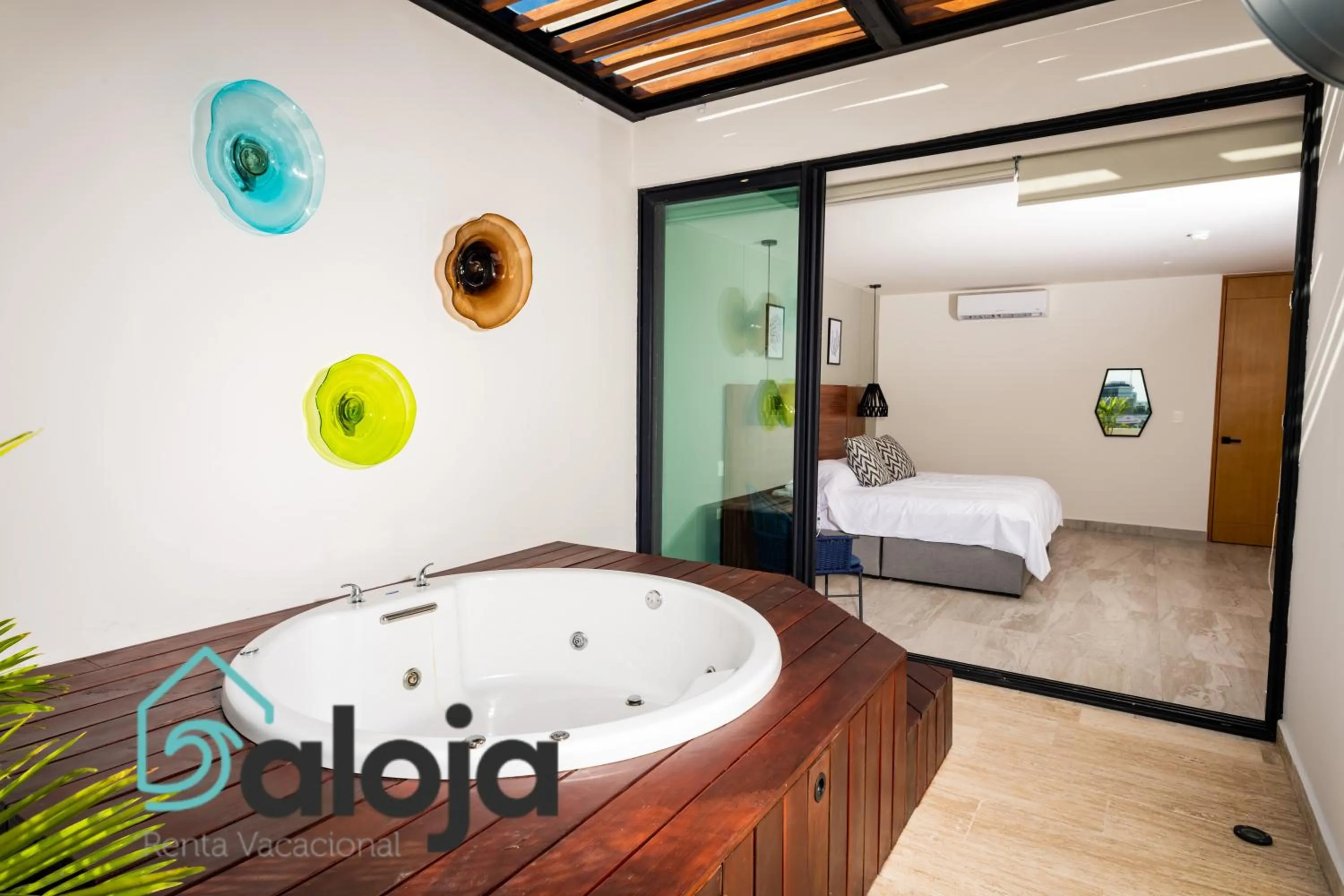 Hot Tub, Bed in Torre Sofia - By Aloja RV