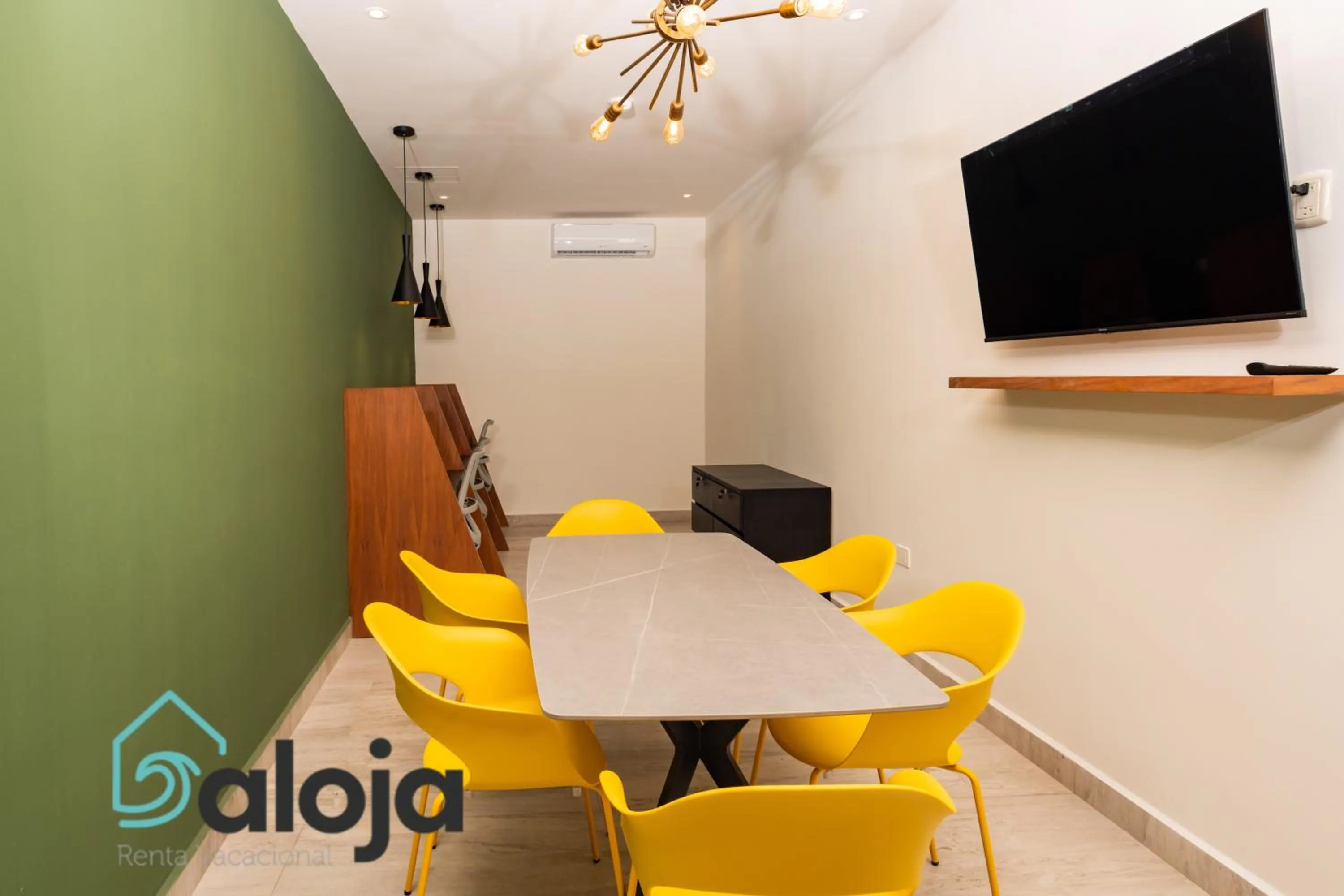 Communal lounge/ TV room in Torre Sofia - By Aloja RV