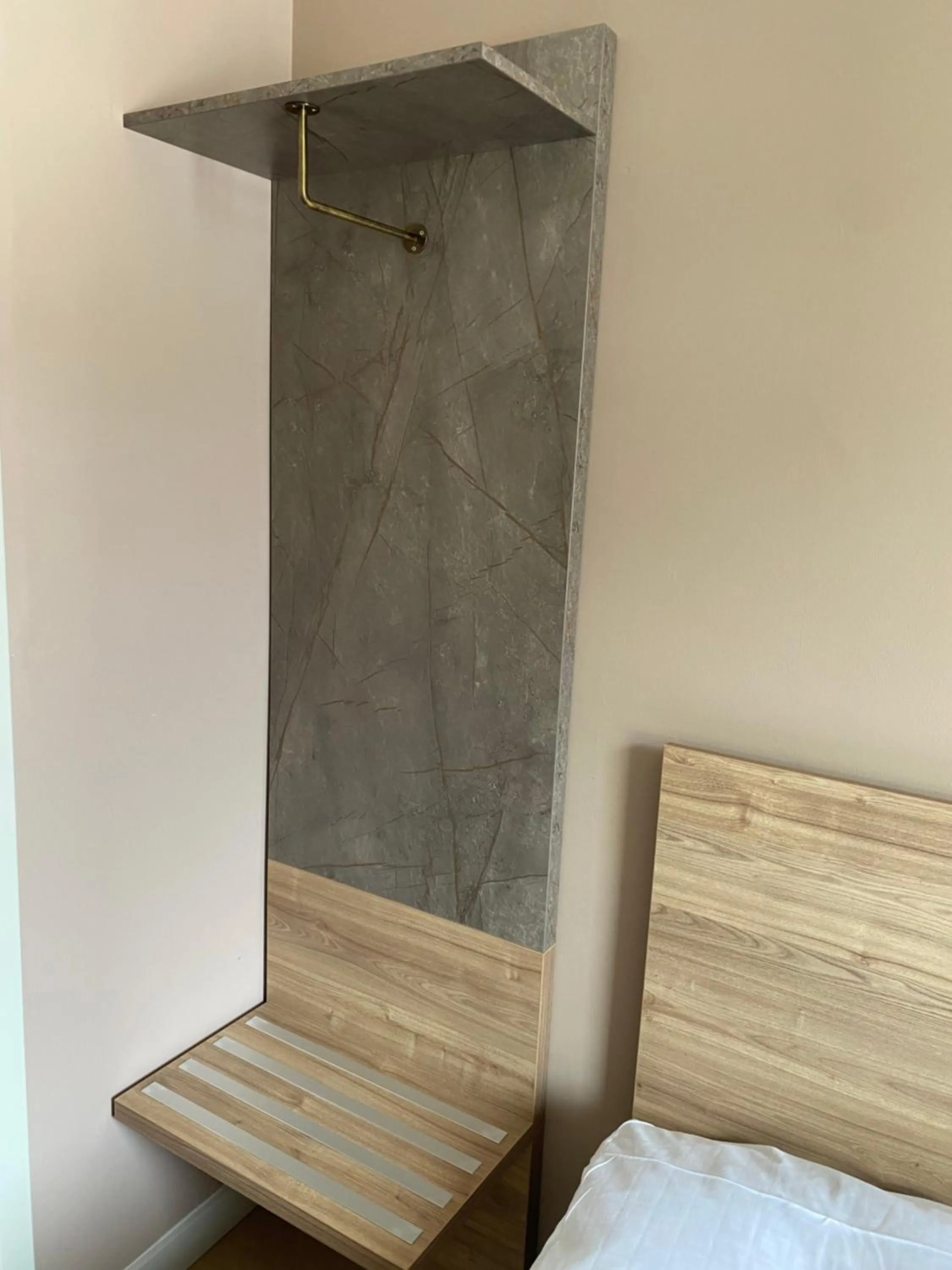 wardrobe in Hotel Petite Königsallee SELF CHECK-IN