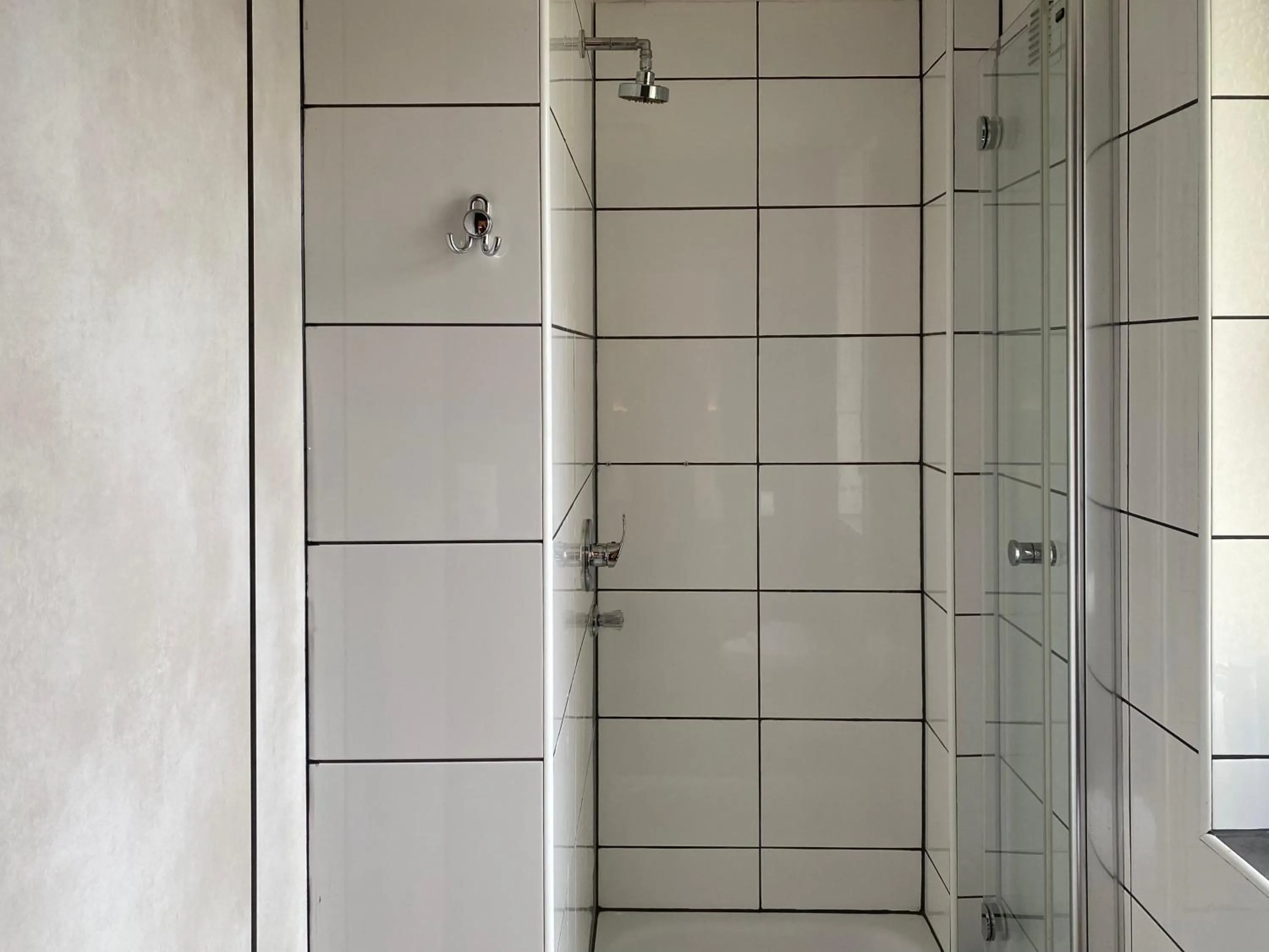 Shower in Hotel Petite Königsallee SELF CHECK-IN