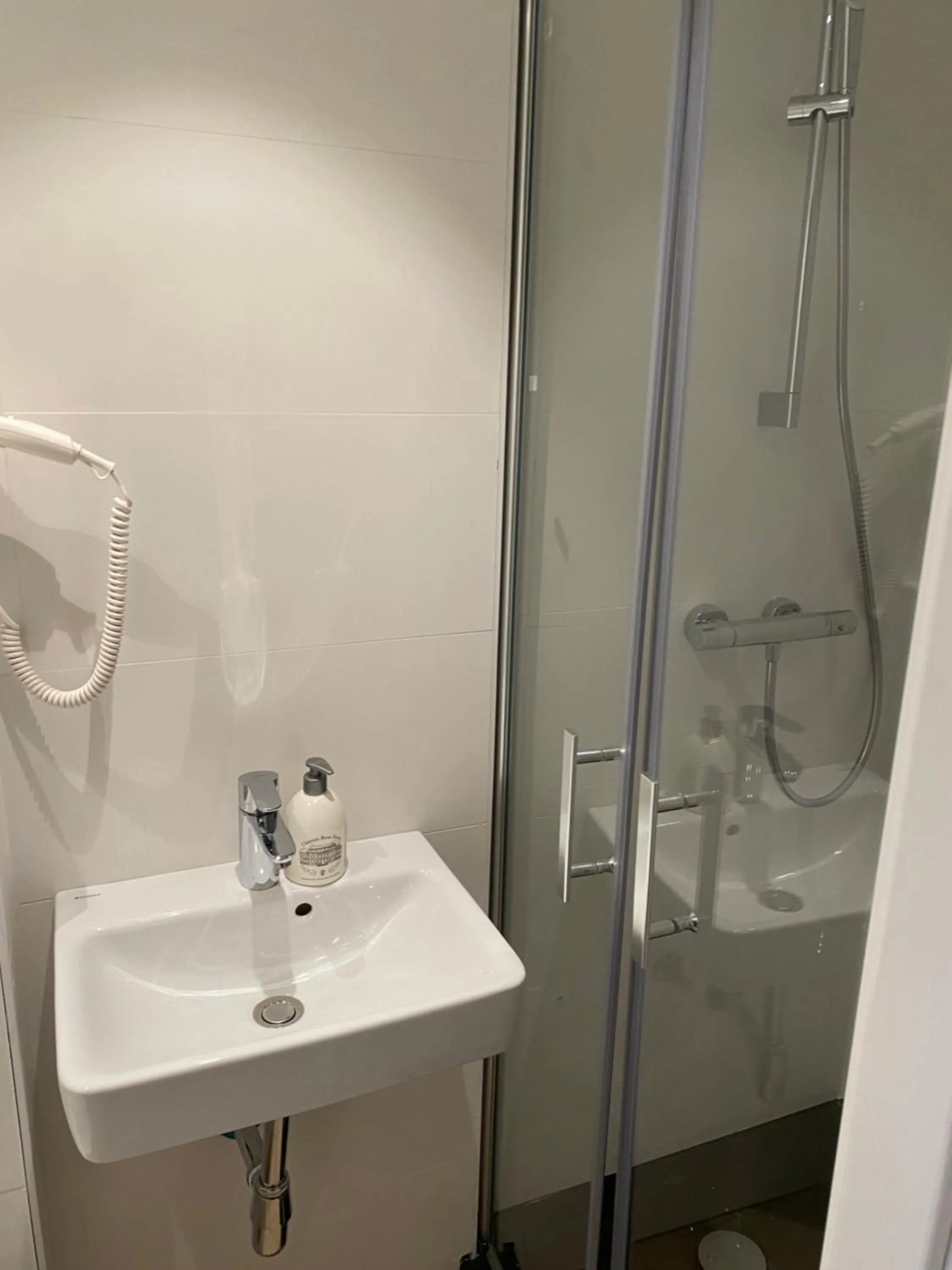 Shower in Hotel Petite Königsallee SELF CHECK-IN