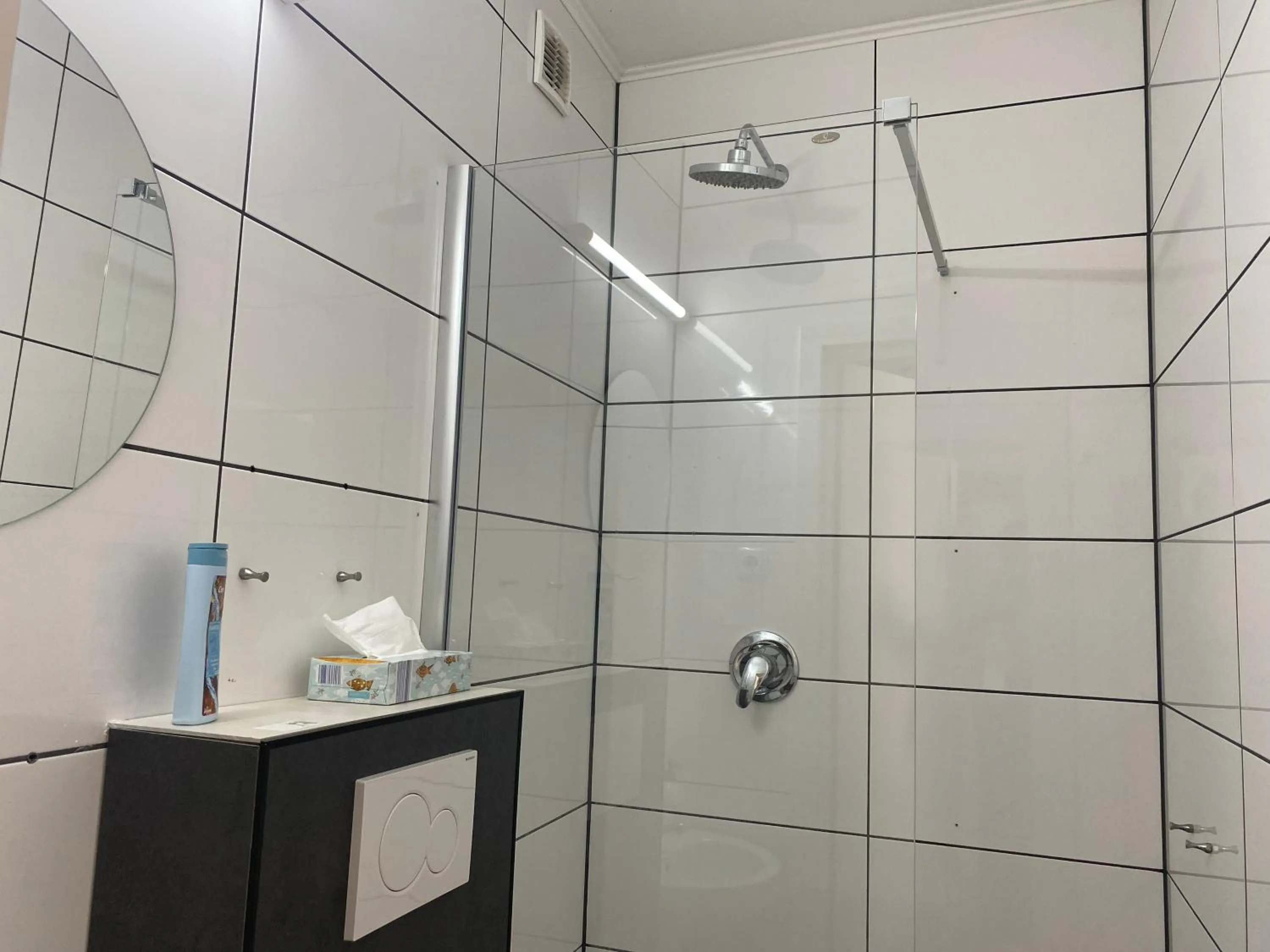 Shower in Hotel Petite Königsallee SELF CHECK-IN