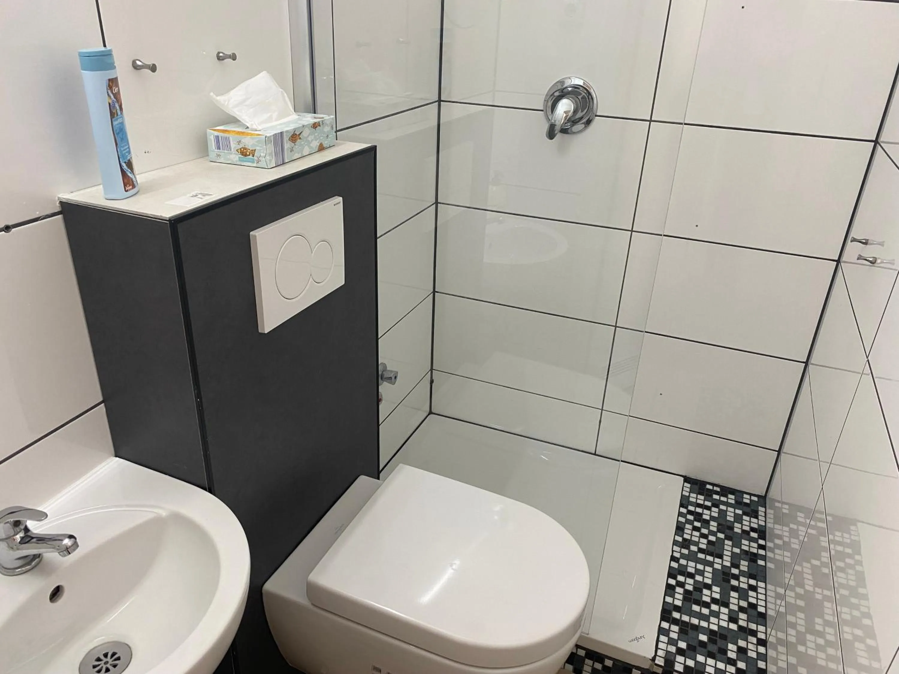 Shower in Hotel Petite Königsallee SELF CHECK-IN