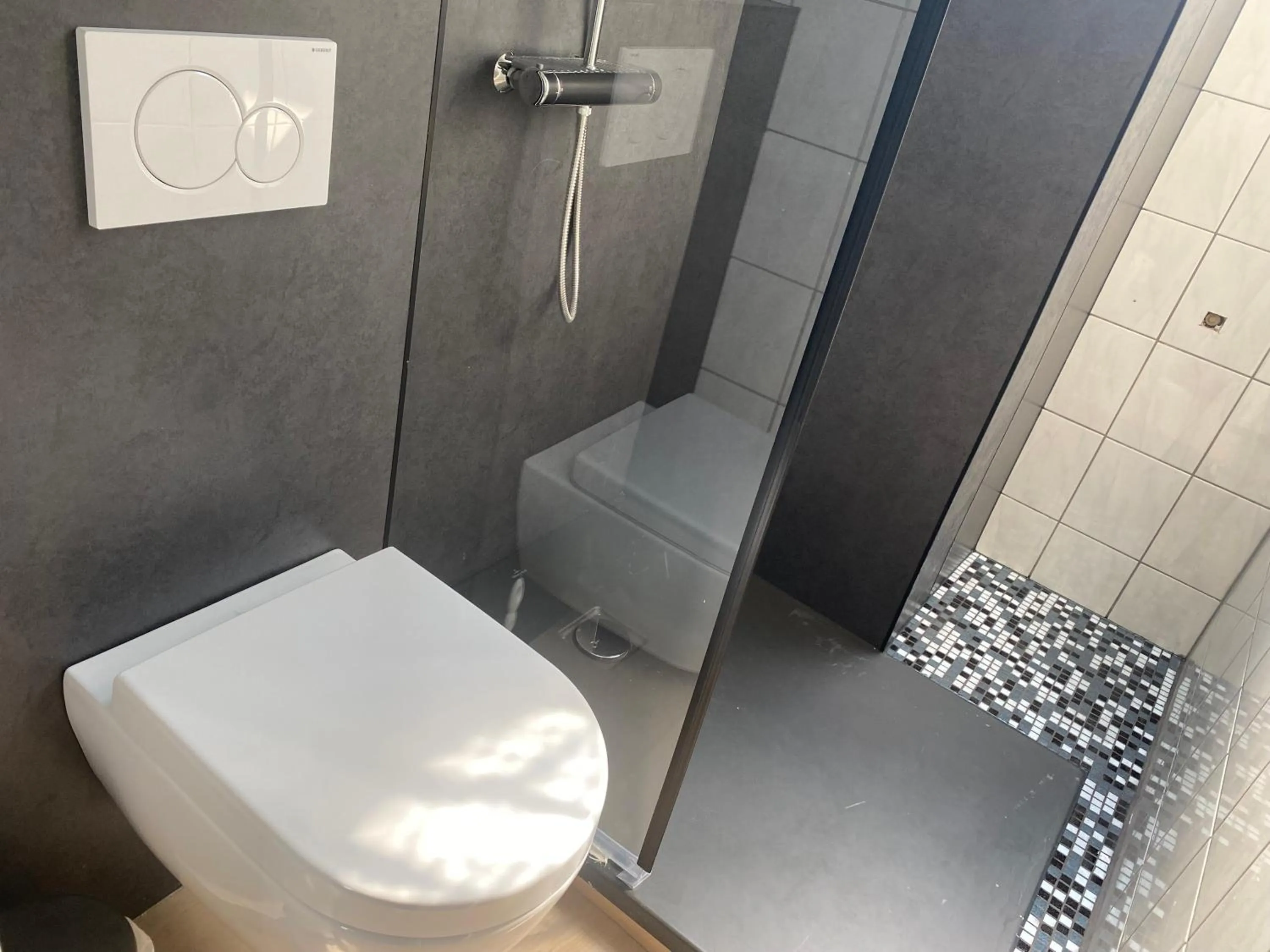 Shower in Hotel Petite Königsallee SELF CHECK-IN