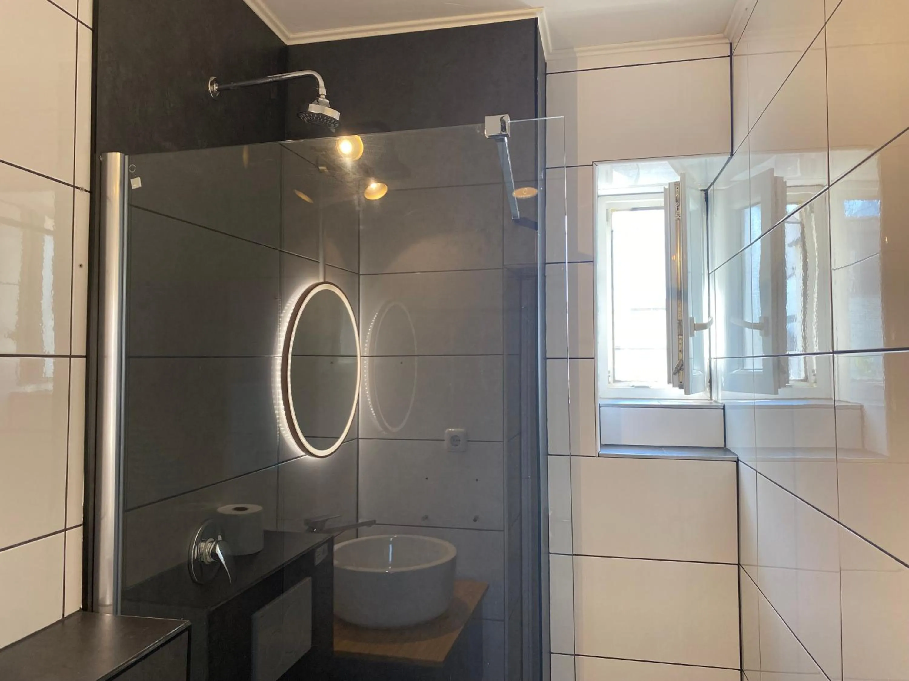 Shower in Hotel Petite Königsallee SELF CHECK-IN