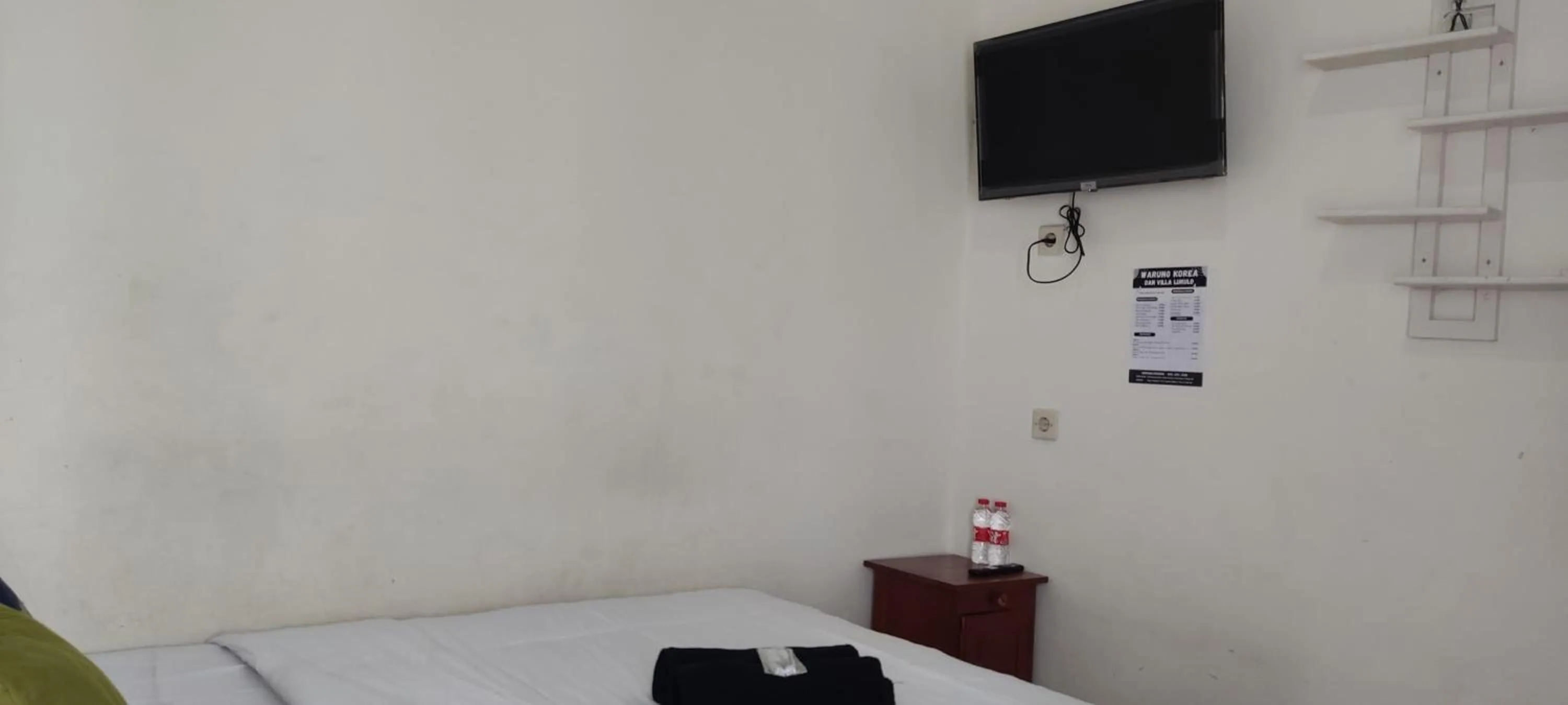 TV and multimedia, Bed in Urbanview Villa Lukulo Kebumen by RedDoorz