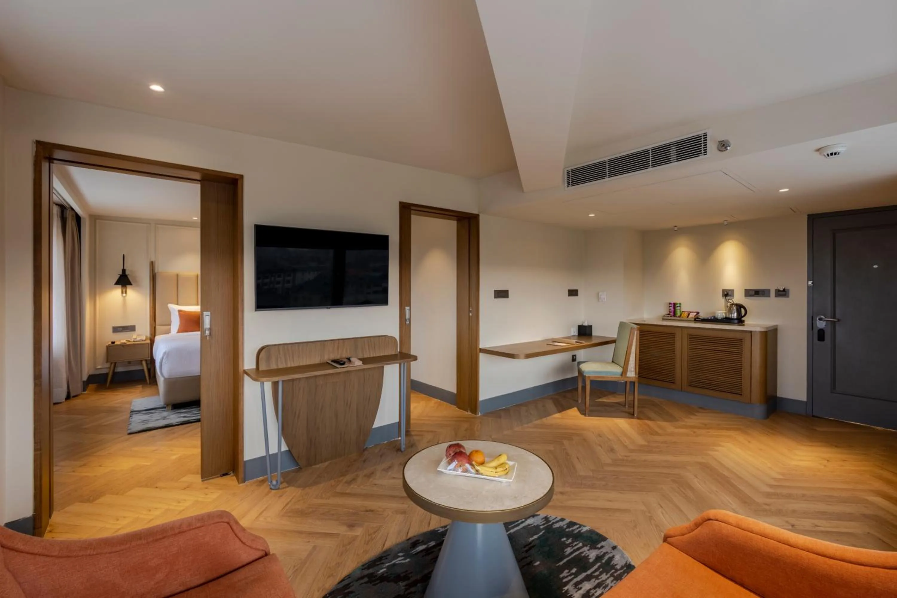 Living room, Bed in Sarovar Portico Srinagar