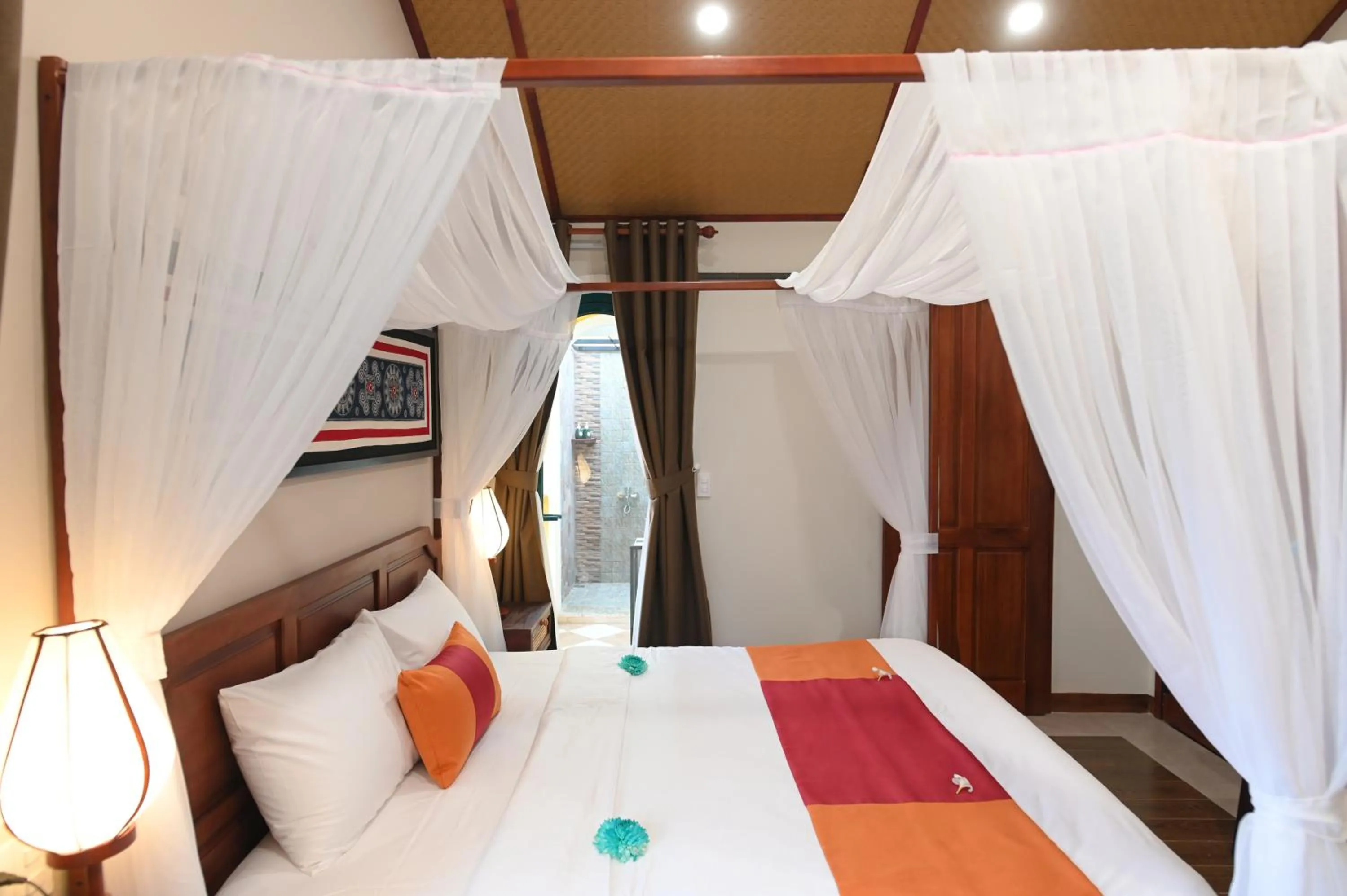 Bed in De'Colore Villa Hoi An