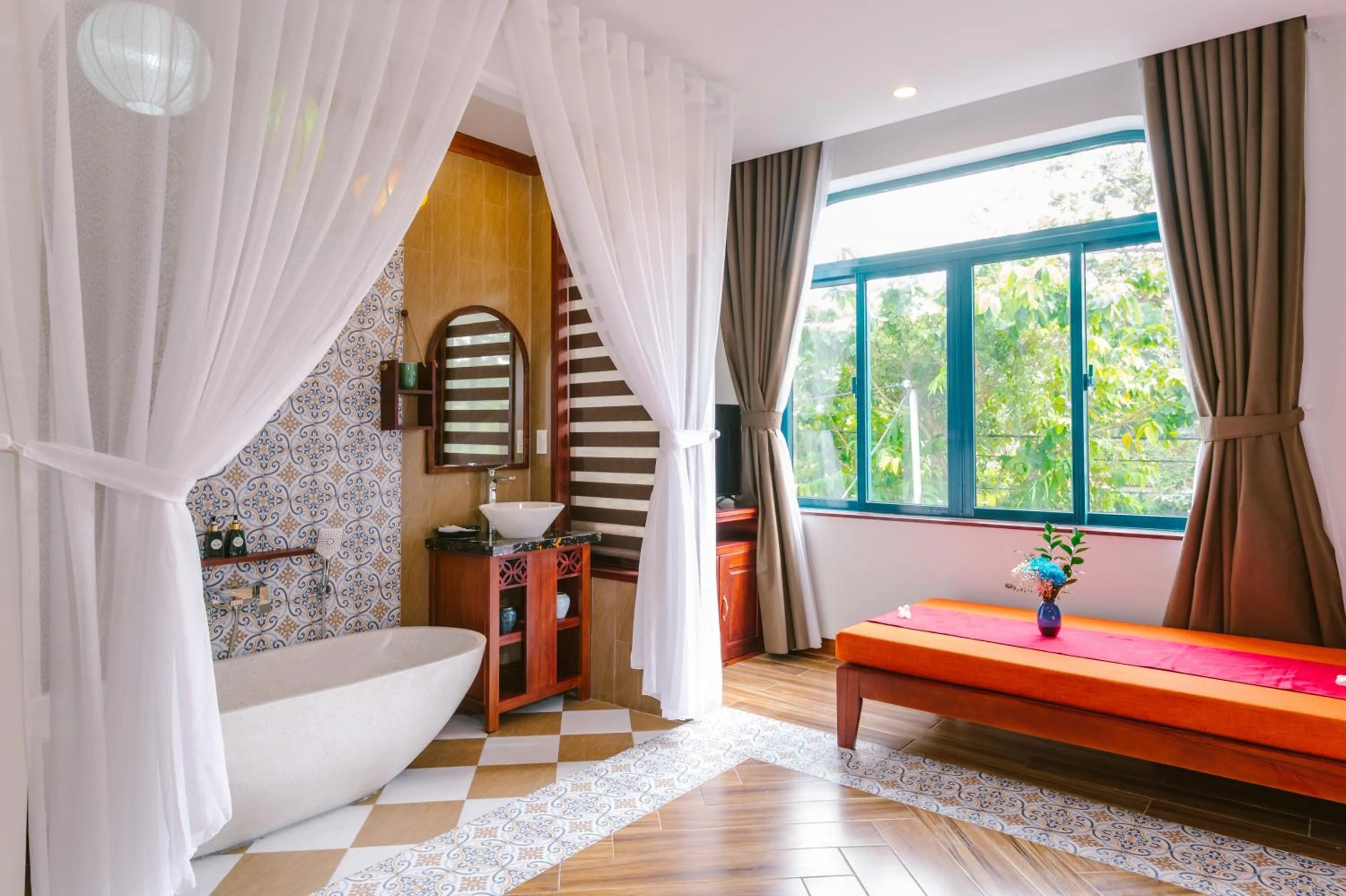 Photo of the whole room, Bed in De'Colore Villa Hoi An