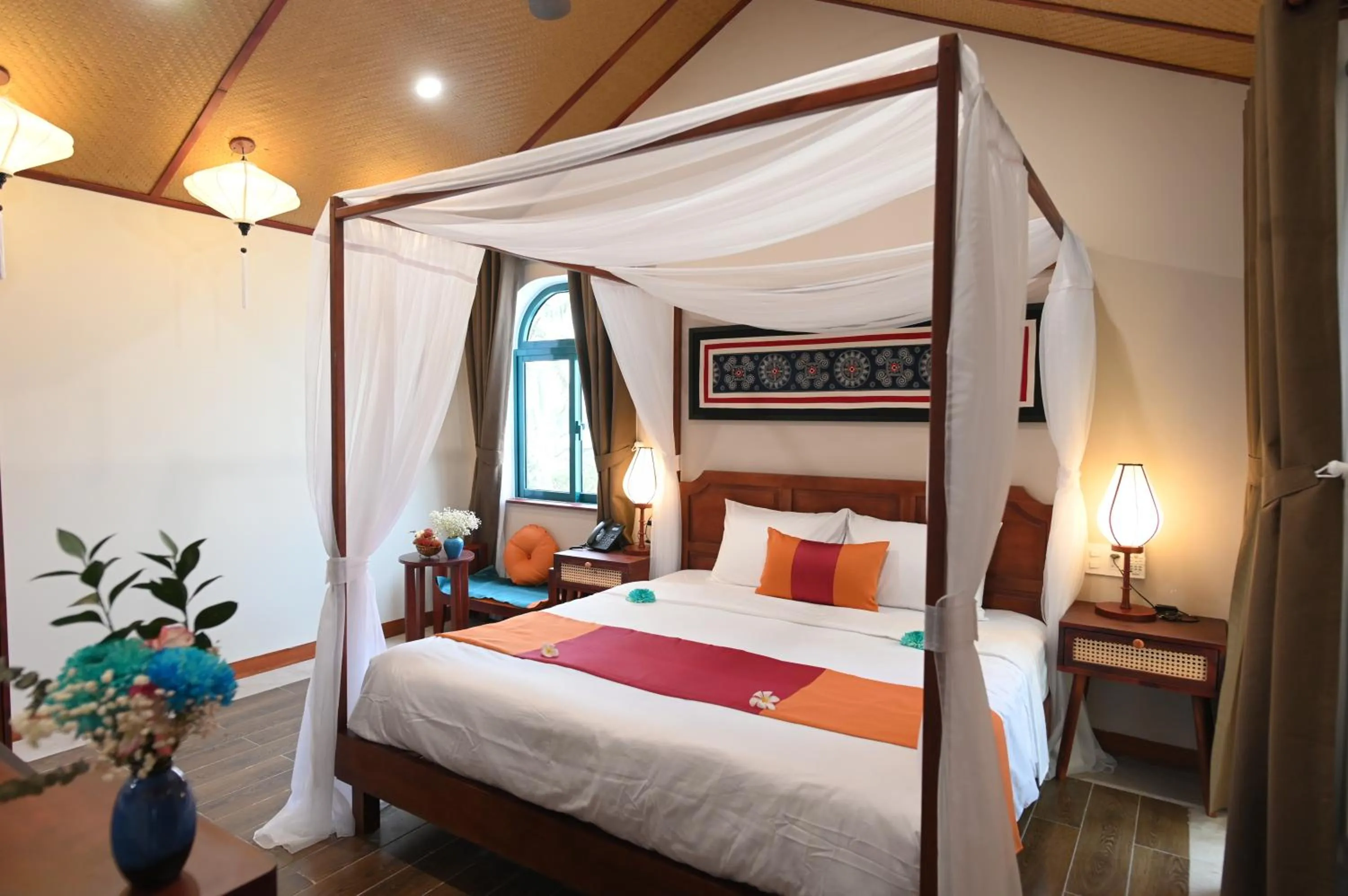 Bed in De'Colore Villa Hoi An