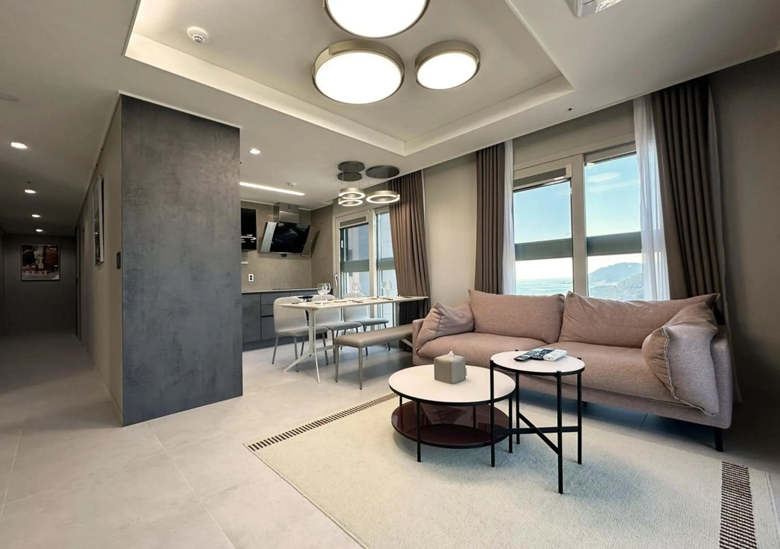 B. Flat Suite+ in Y COLLECTION by UH FLAT OSIRIA B. Flat Suite+ in Y COLLECTION by UH FLAT OSIRIA